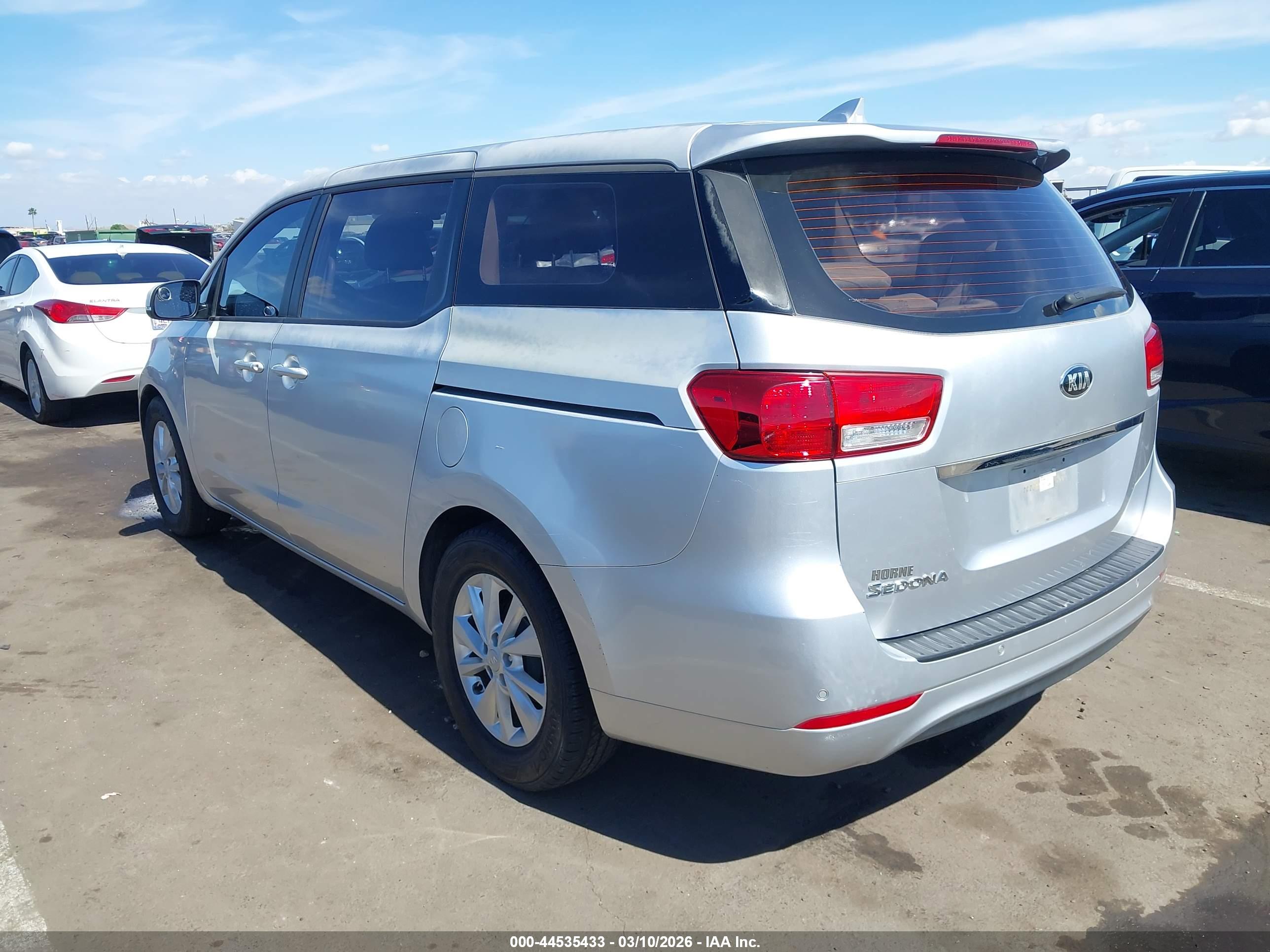 KIA SEDONA image 3