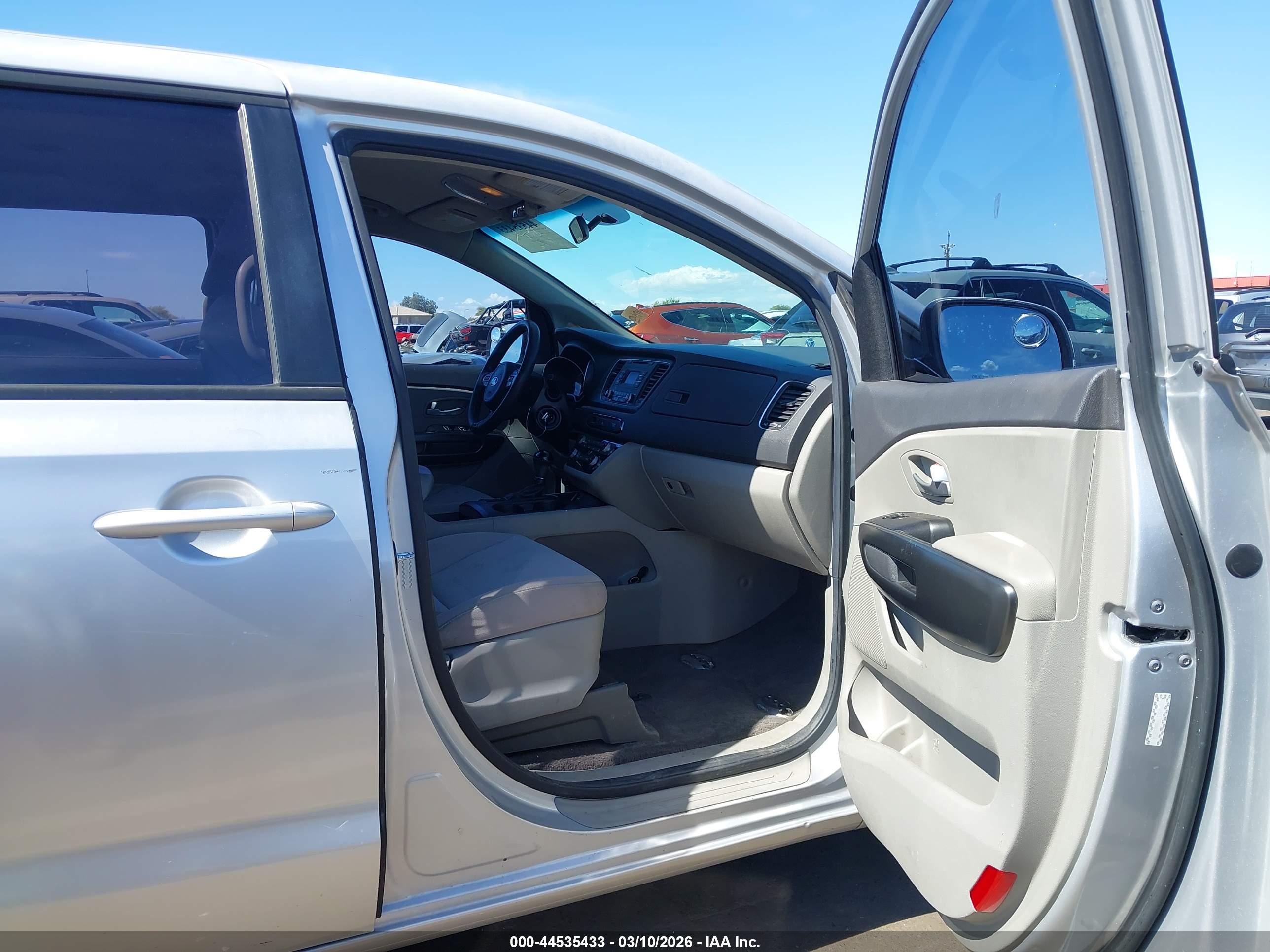 KIA SEDONA image 5