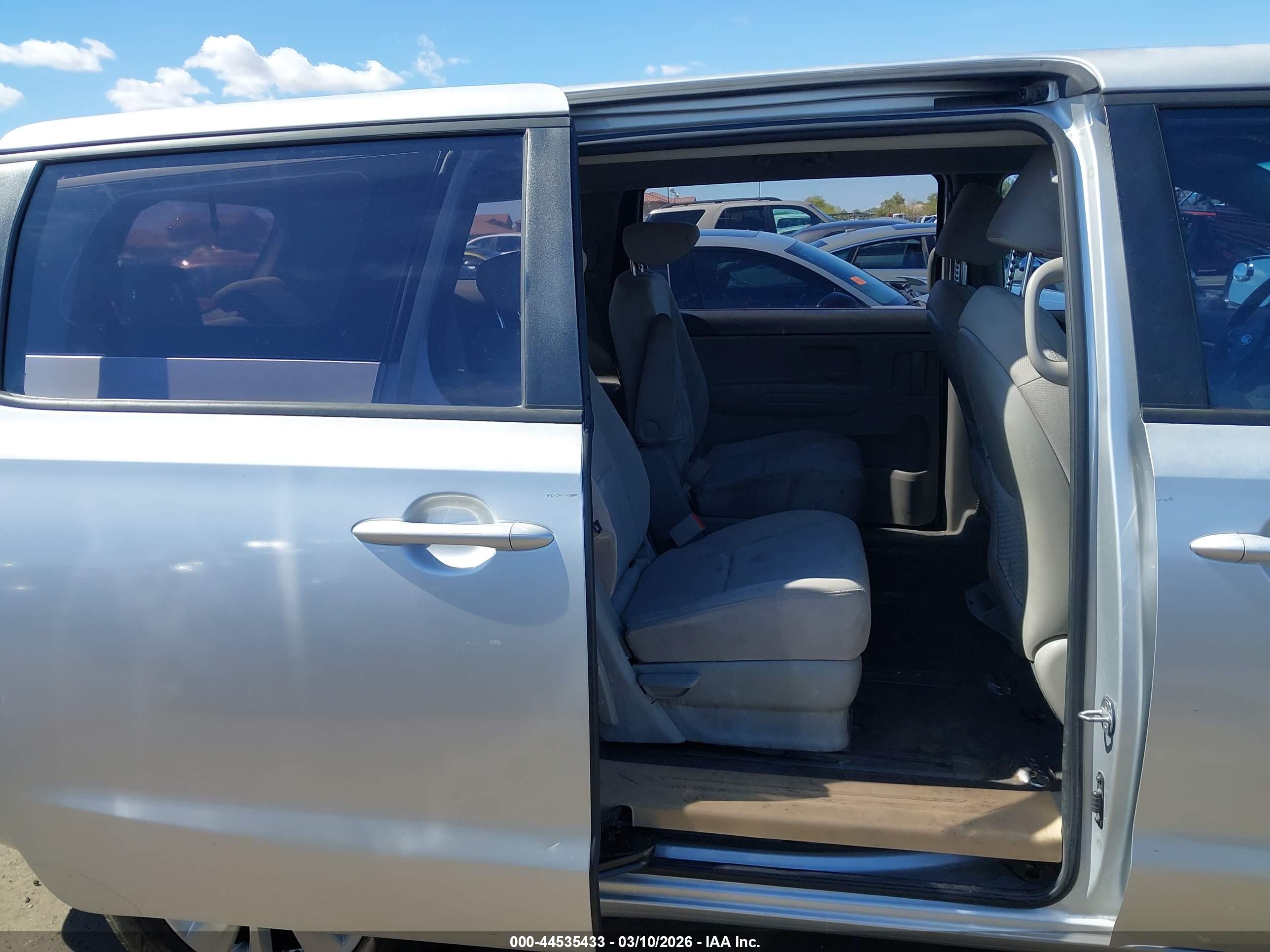 KIA SEDONA image 8