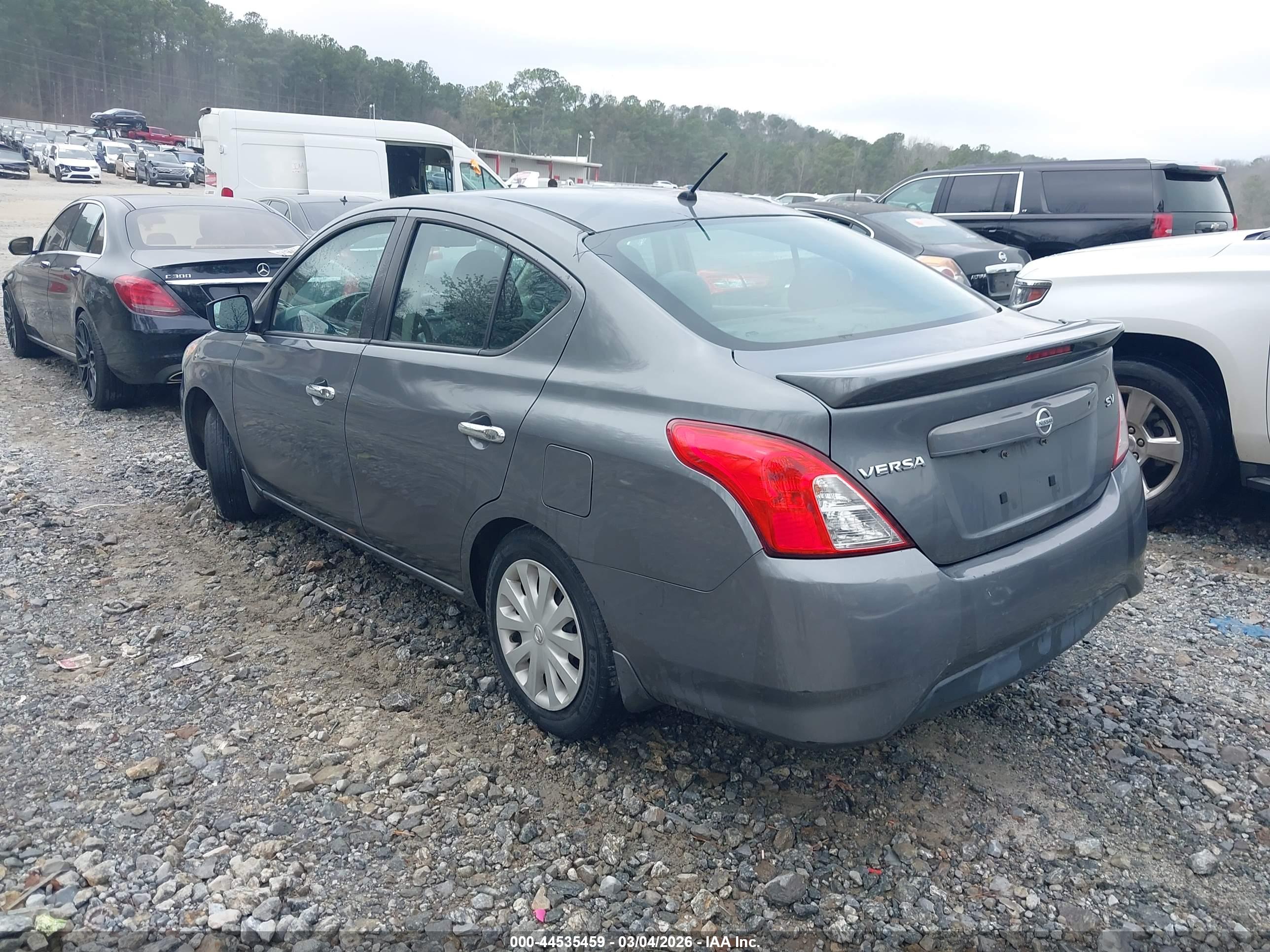 NISSAN VERSA image 3