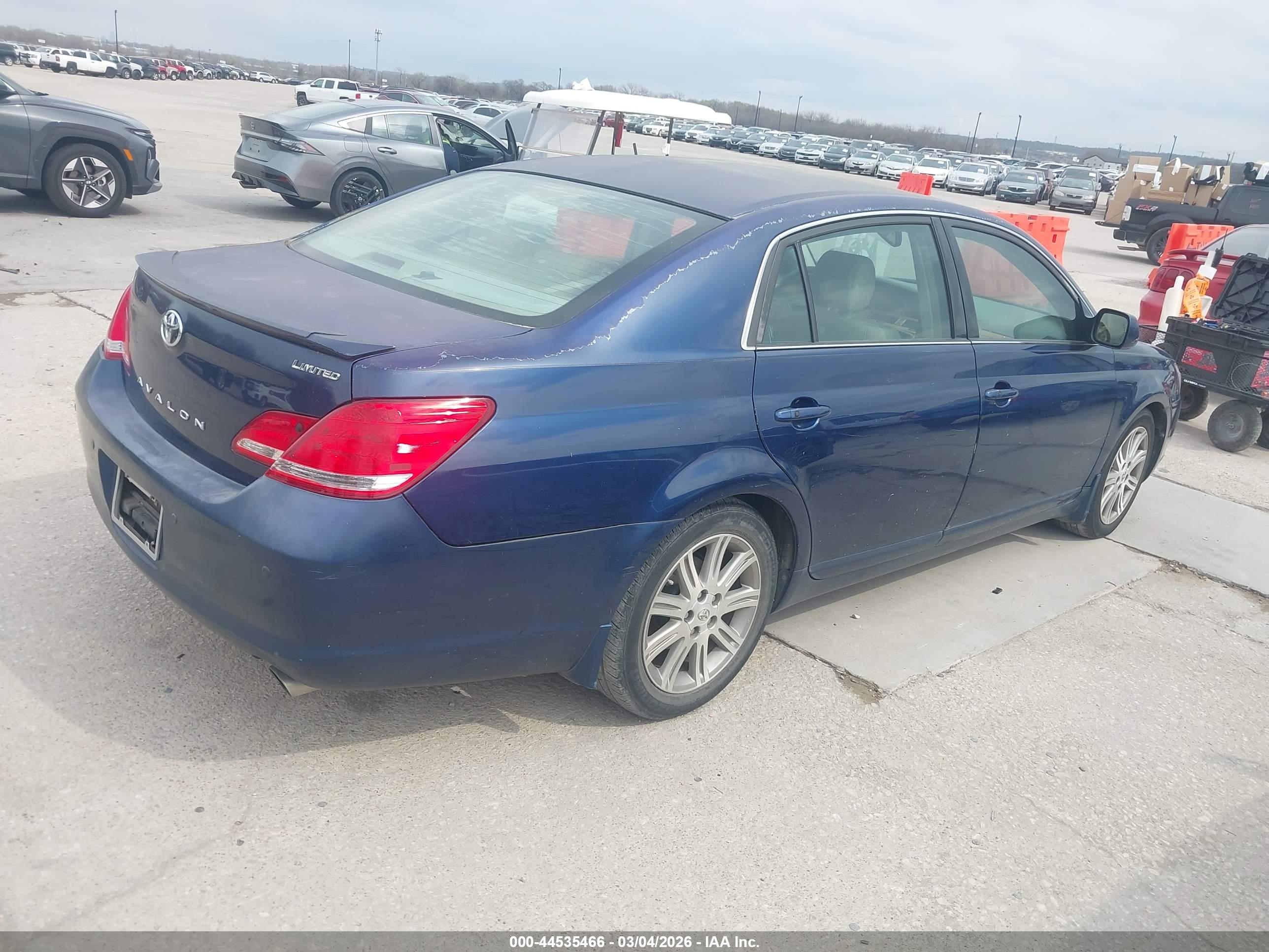TOYOTA AVALON image 4
