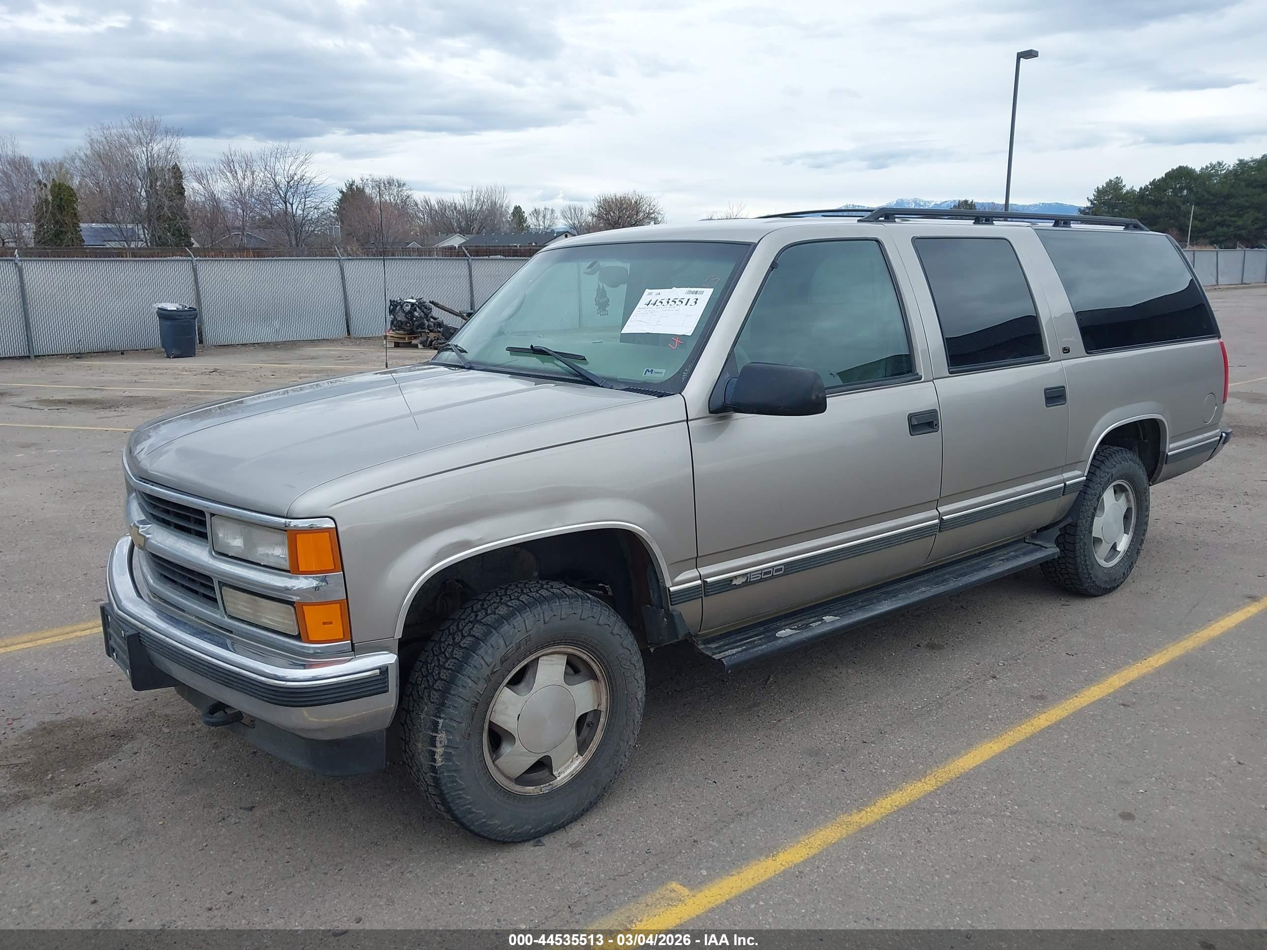 CHEVROLET SUBURBAN image 2