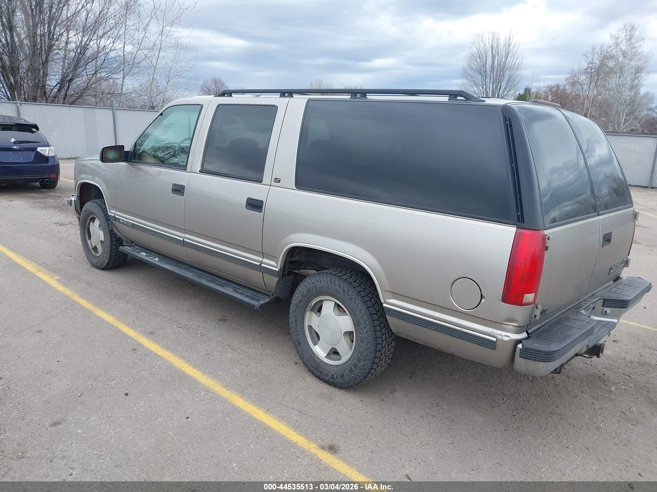 CHEVROLET SUBURBAN image 3