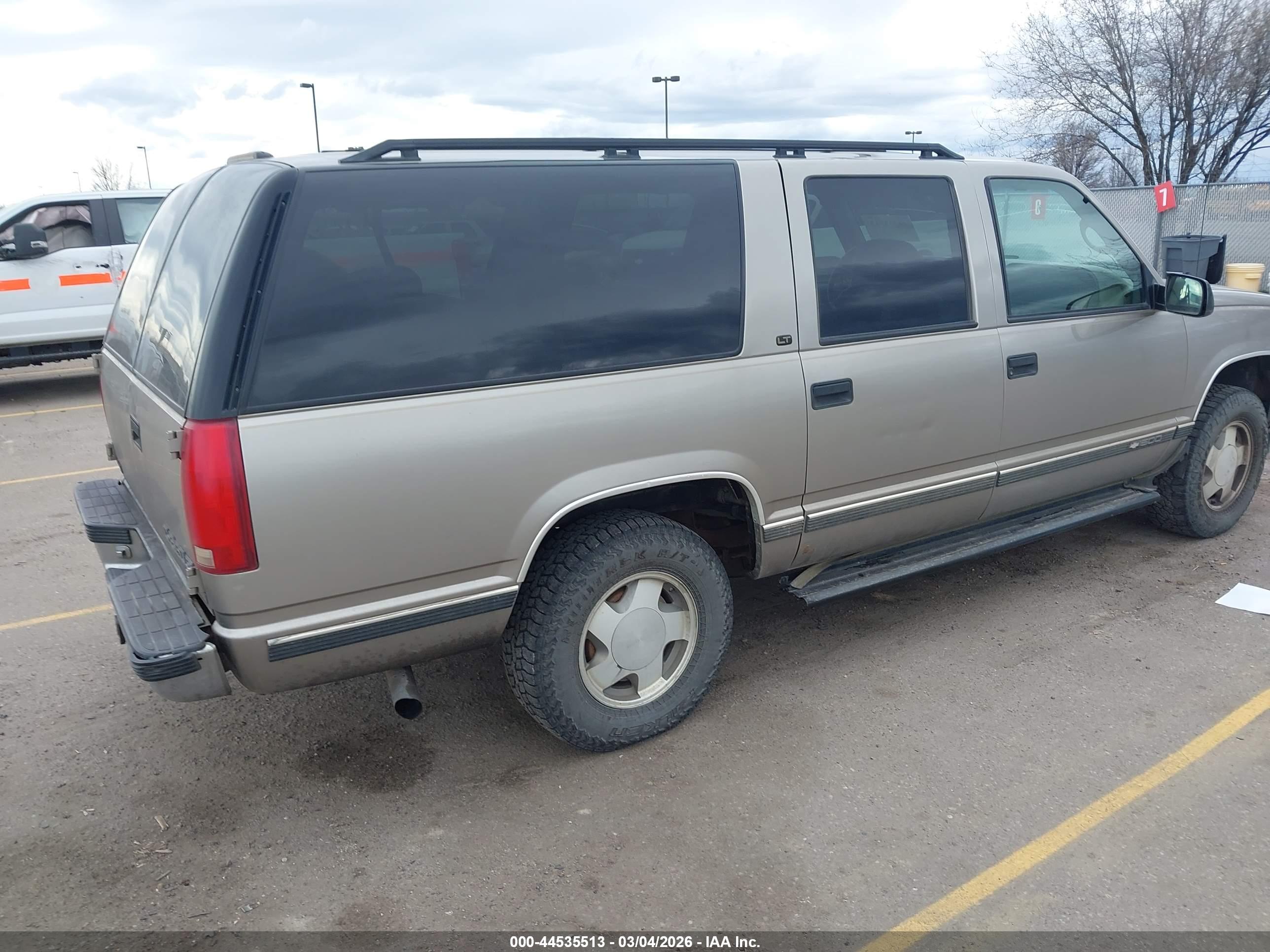 CHEVROLET SUBURBAN image 4