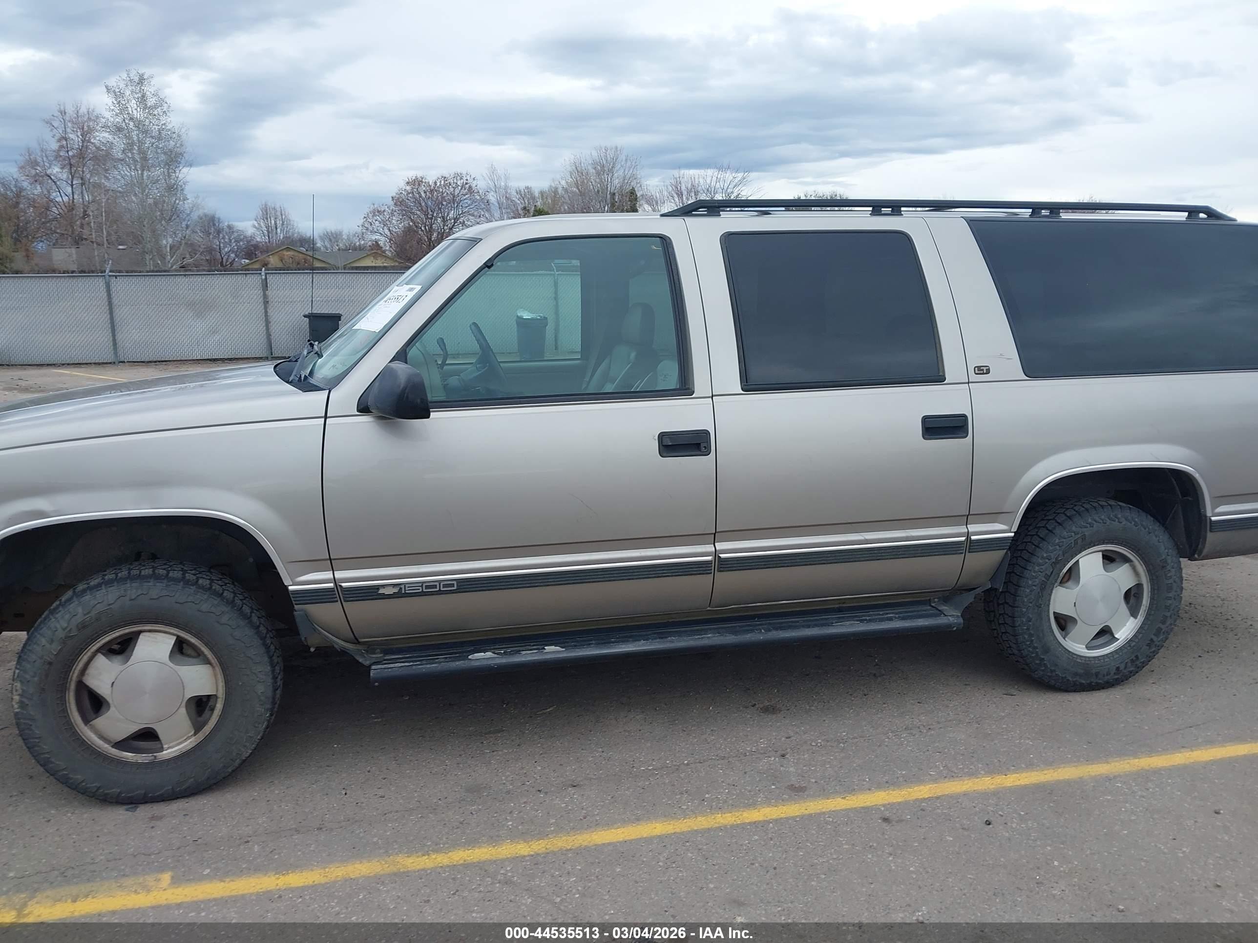 CHEVROLET SUBURBAN image 6