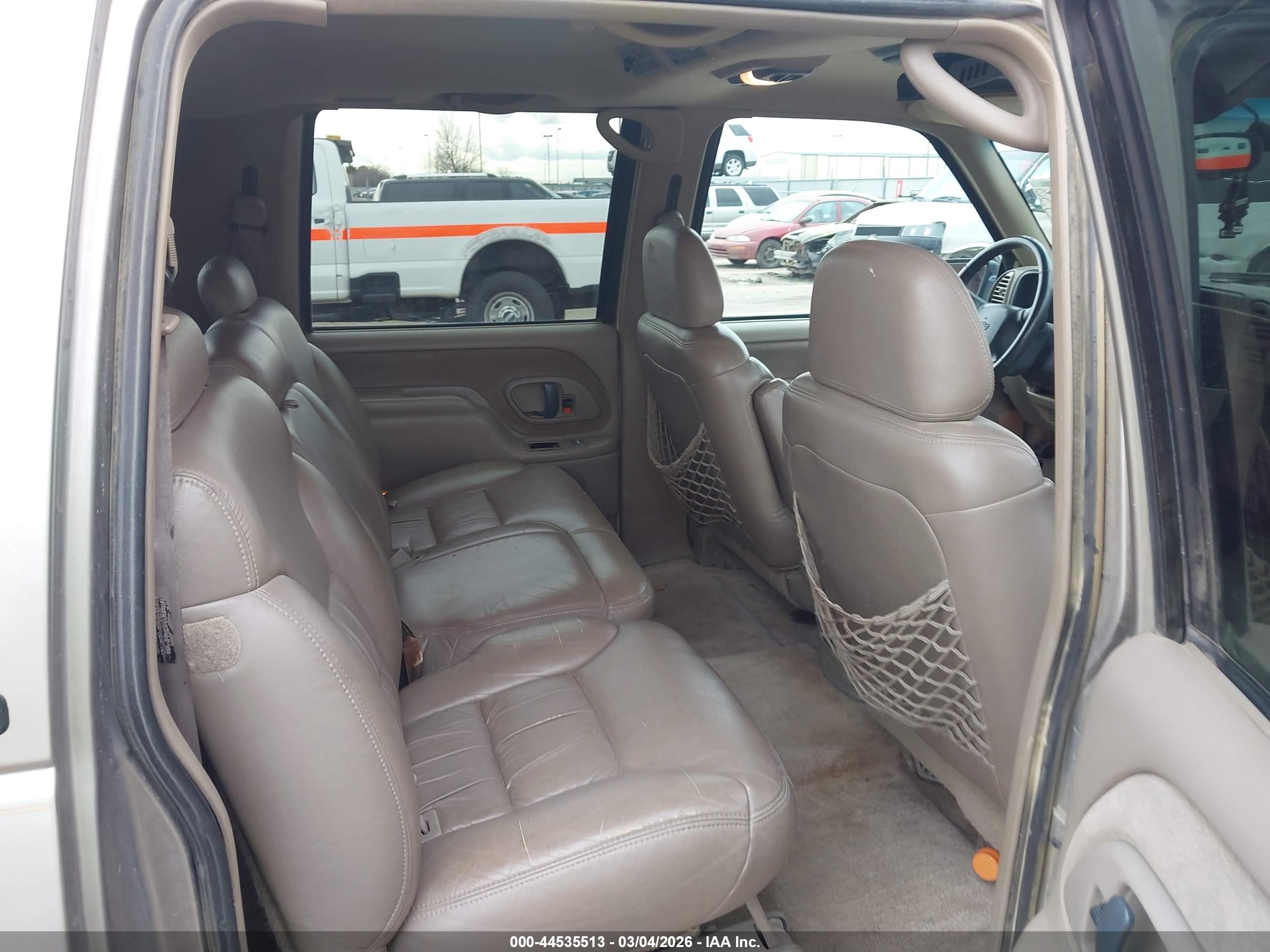 CHEVROLET SUBURBAN image 8
