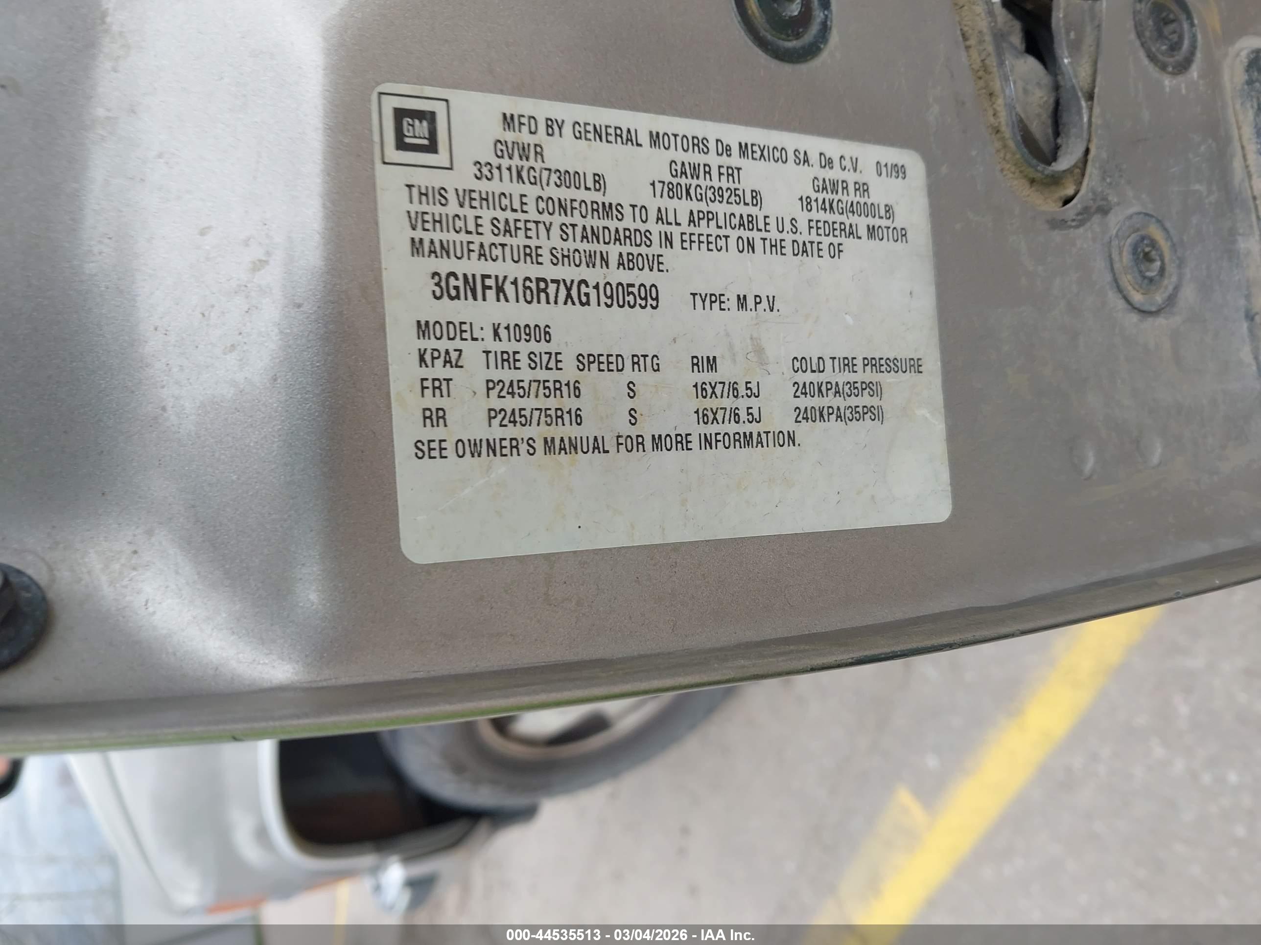 CHEVROLET SUBURBAN image 9