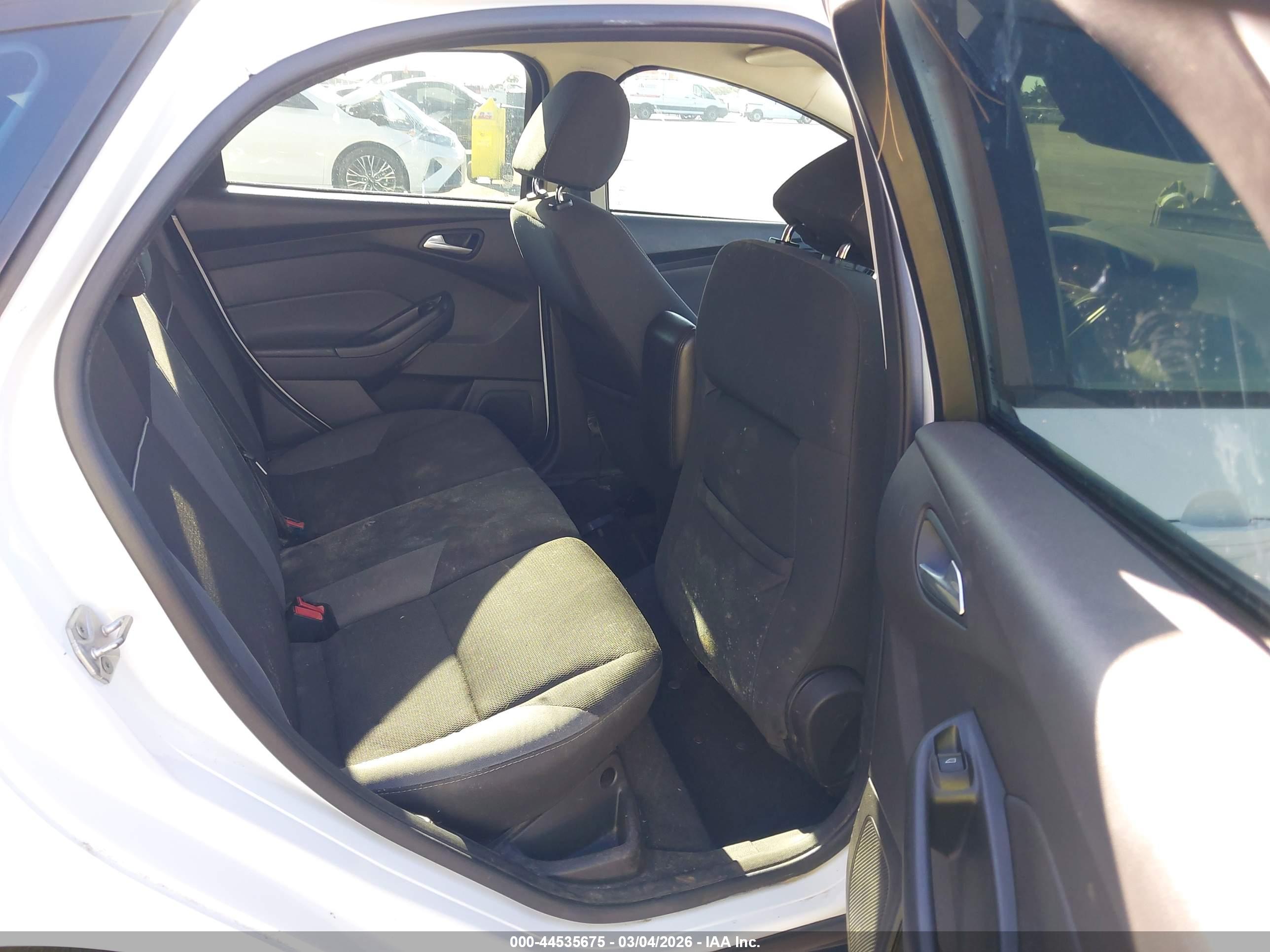 FORD FOCUS image 8