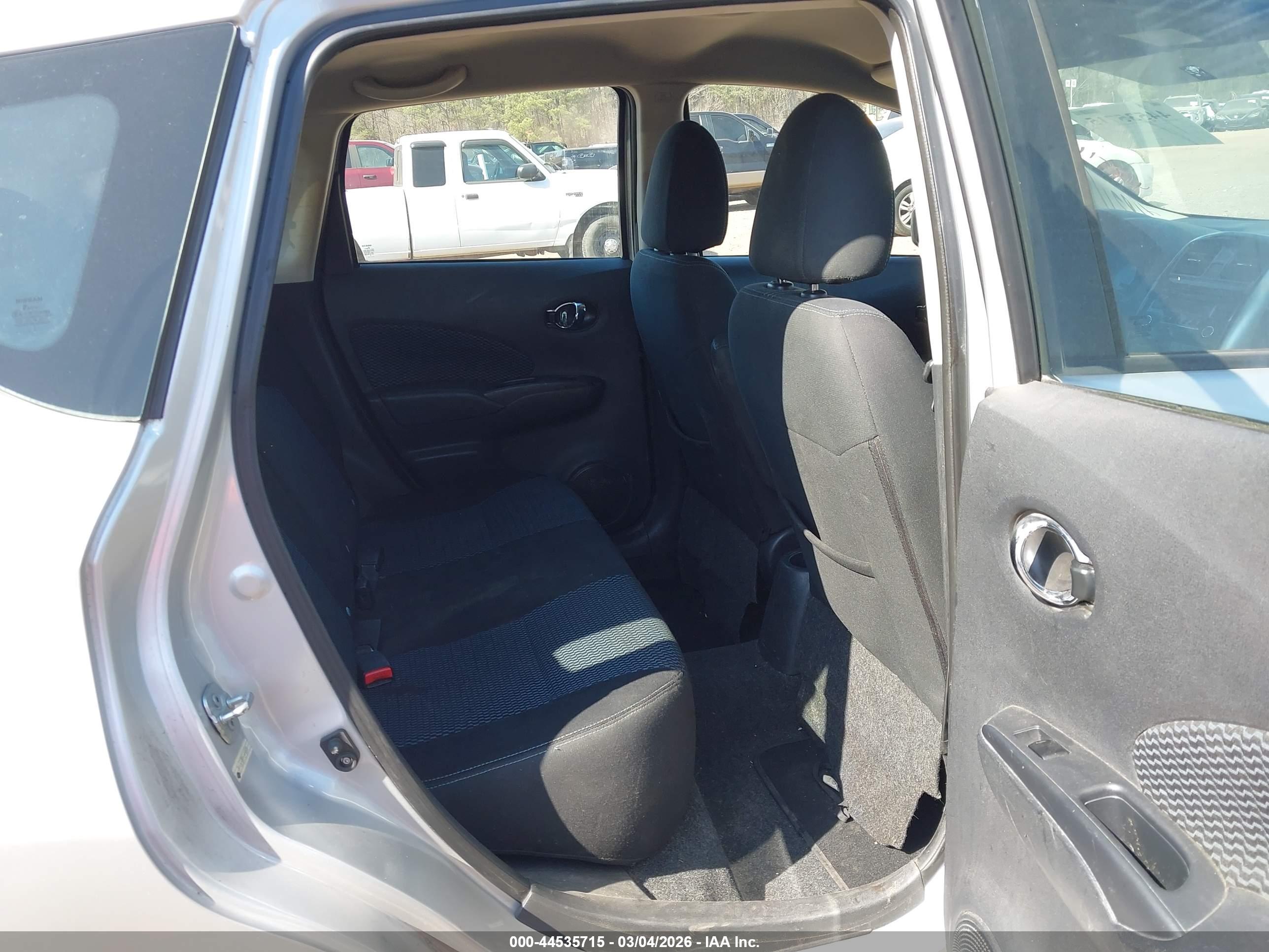 NISSAN VERSA image 8