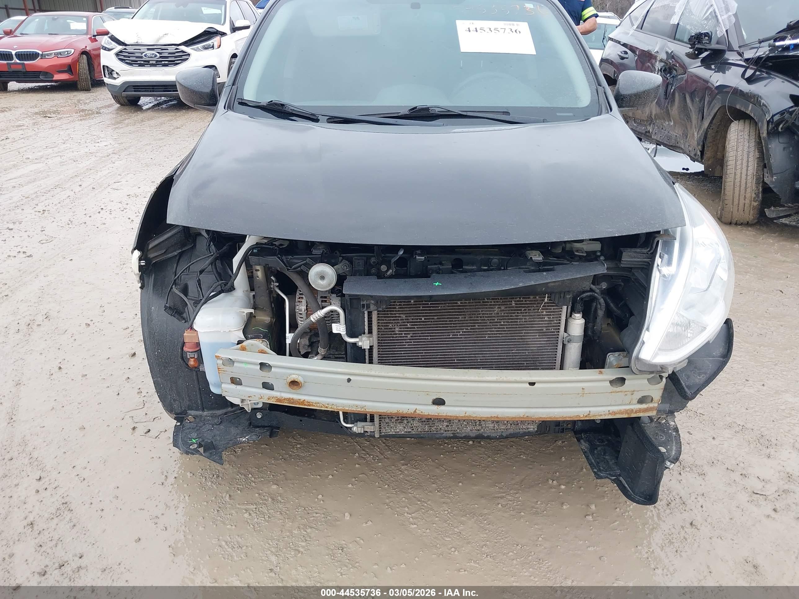 NISSAN VERSA image 6