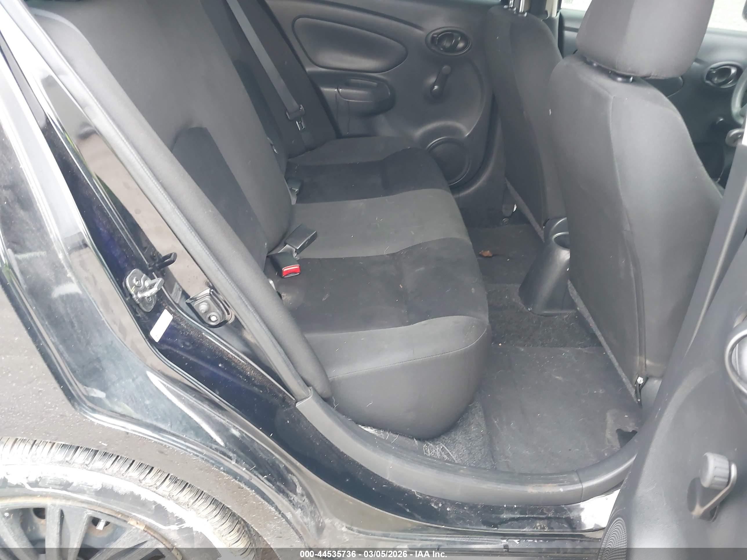NISSAN VERSA image 8