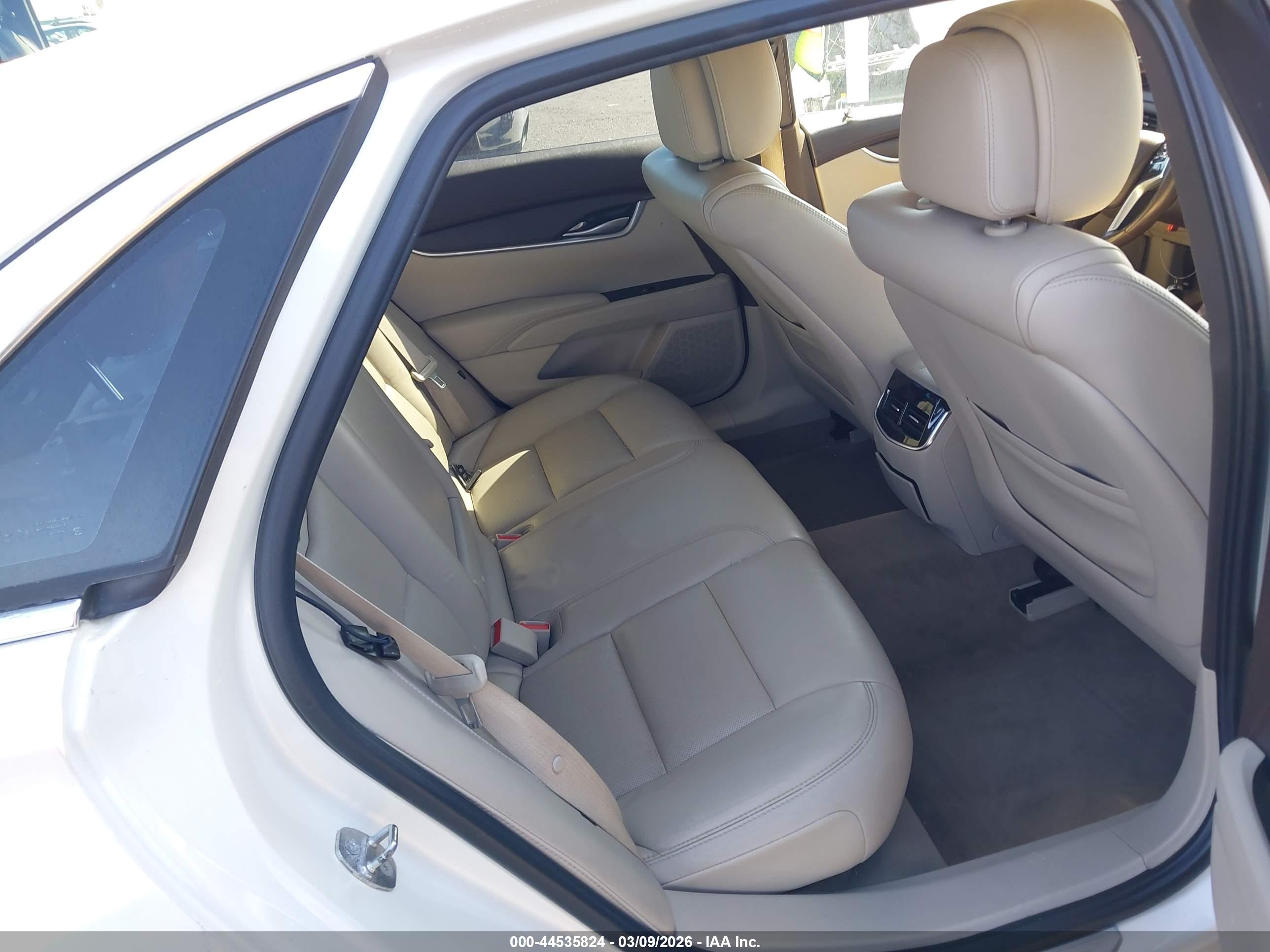 CADILLAC XTS image 8