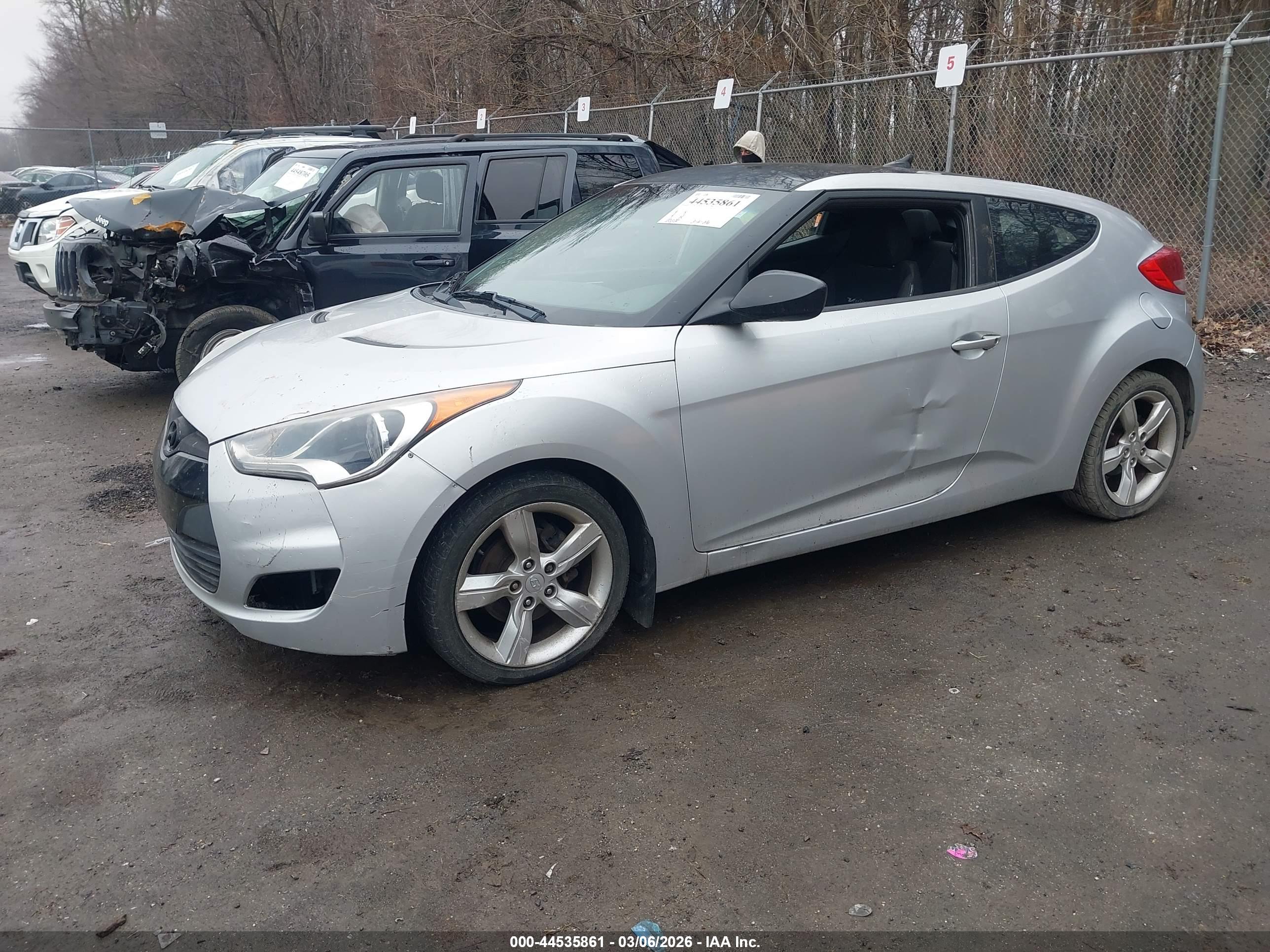 HYUNDAI VELOSTER image 2