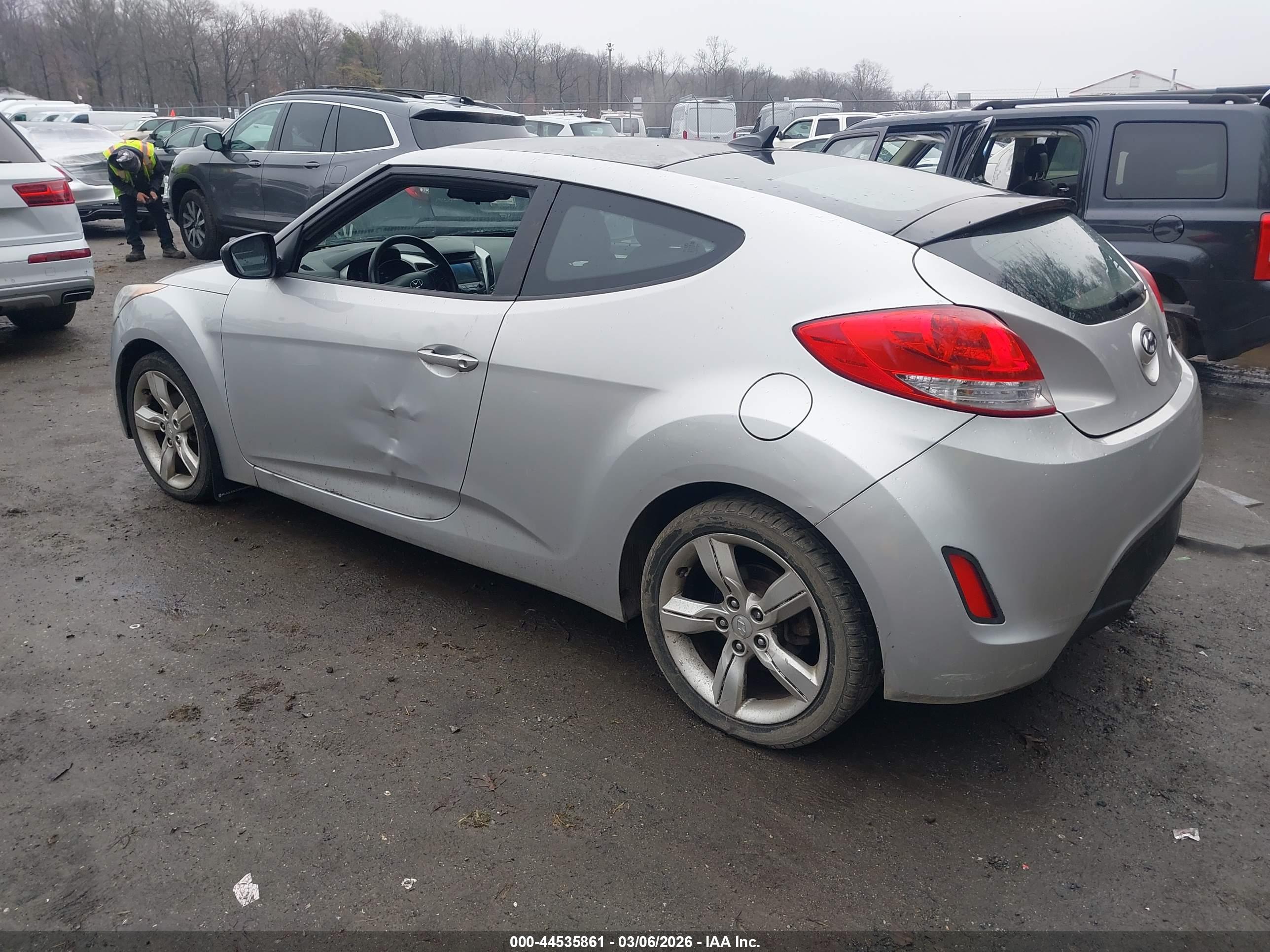HYUNDAI VELOSTER image 3