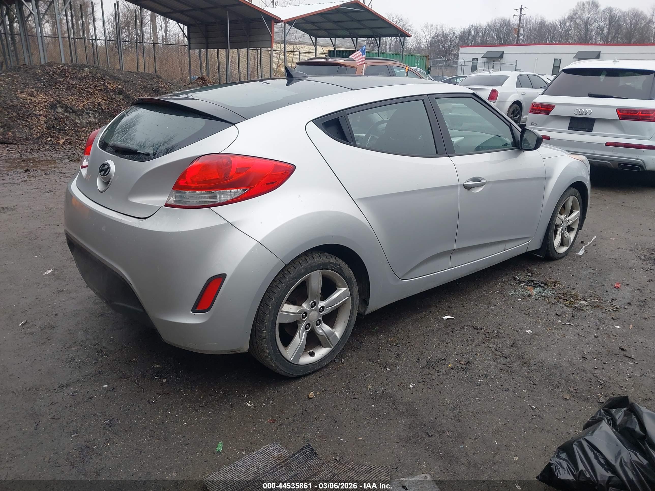 HYUNDAI VELOSTER image 4
