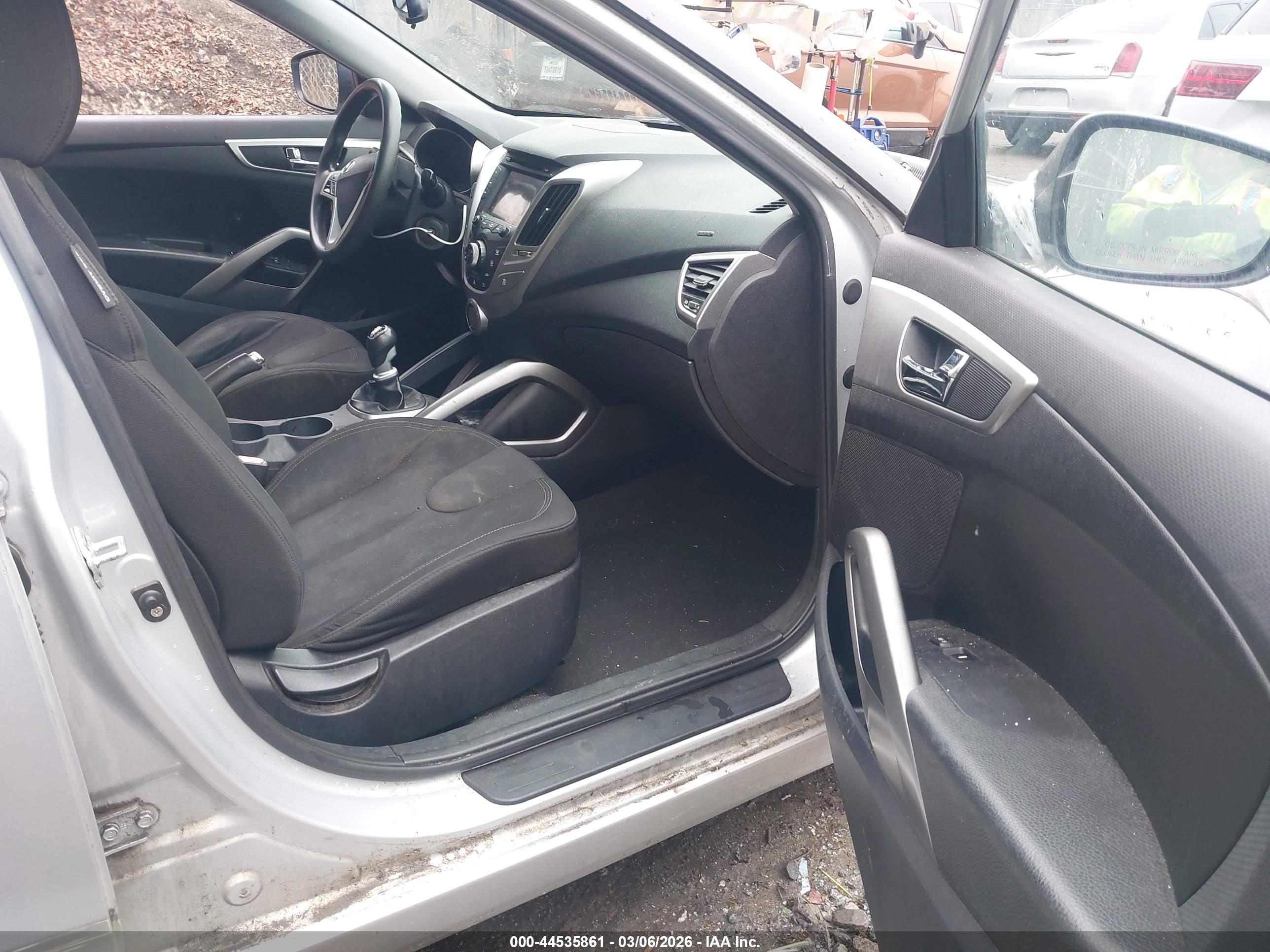 HYUNDAI VELOSTER image 5