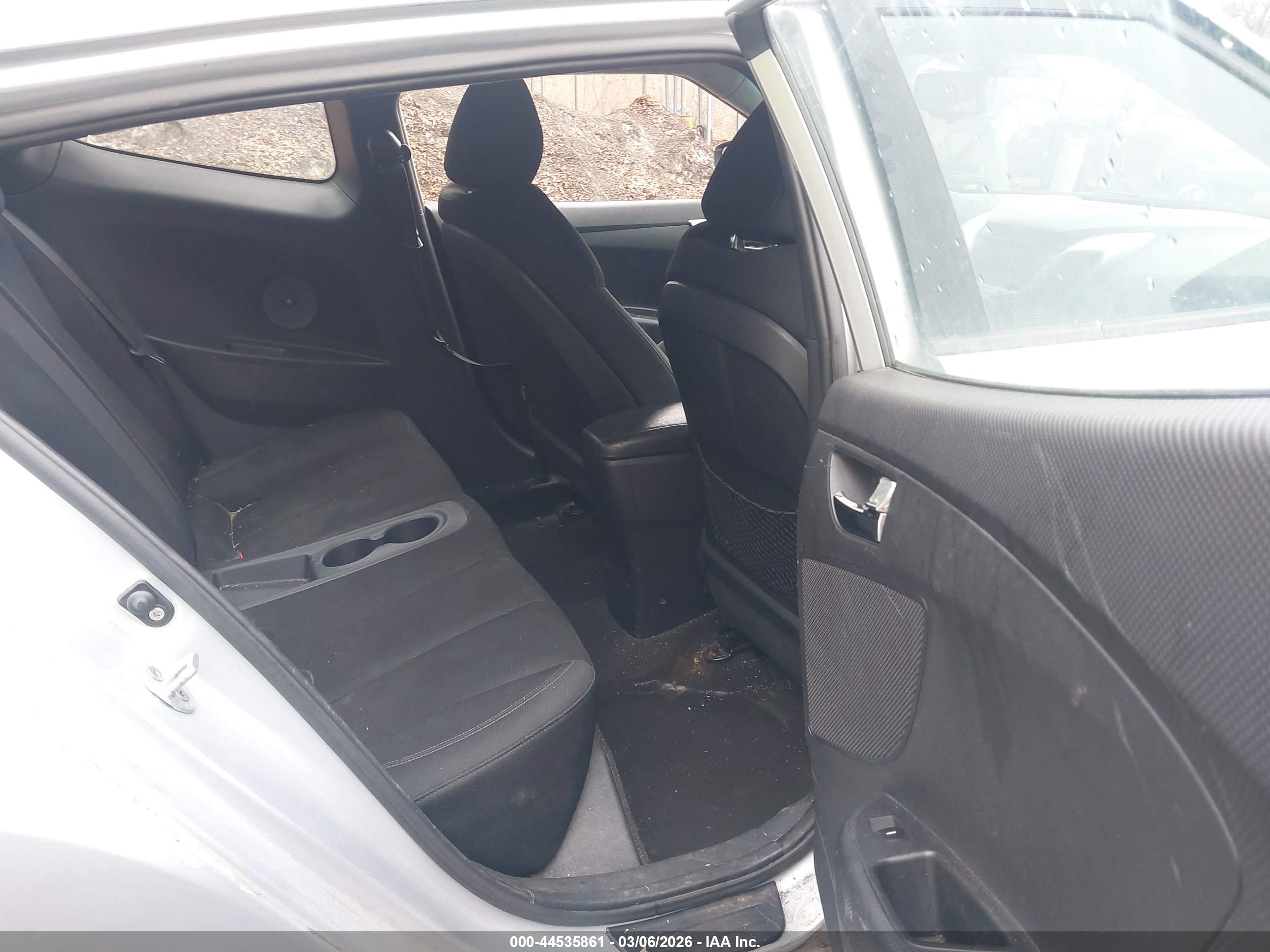 HYUNDAI VELOSTER image 8
