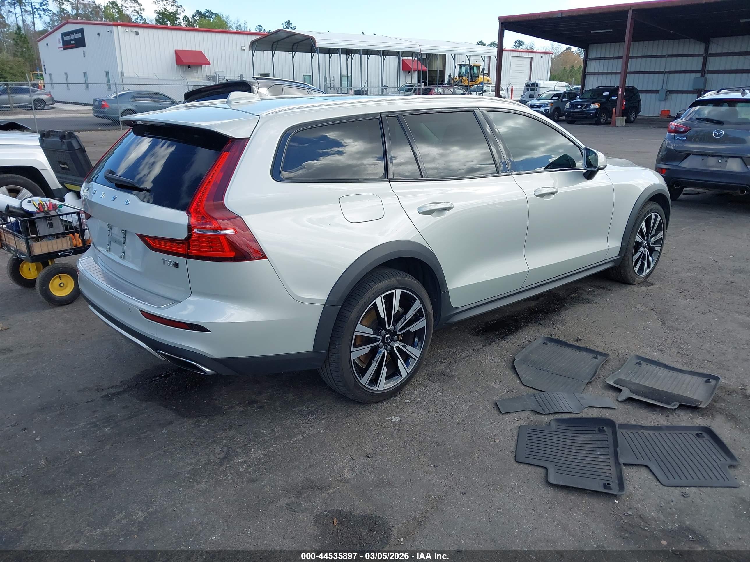 VOLVO V60 image 4