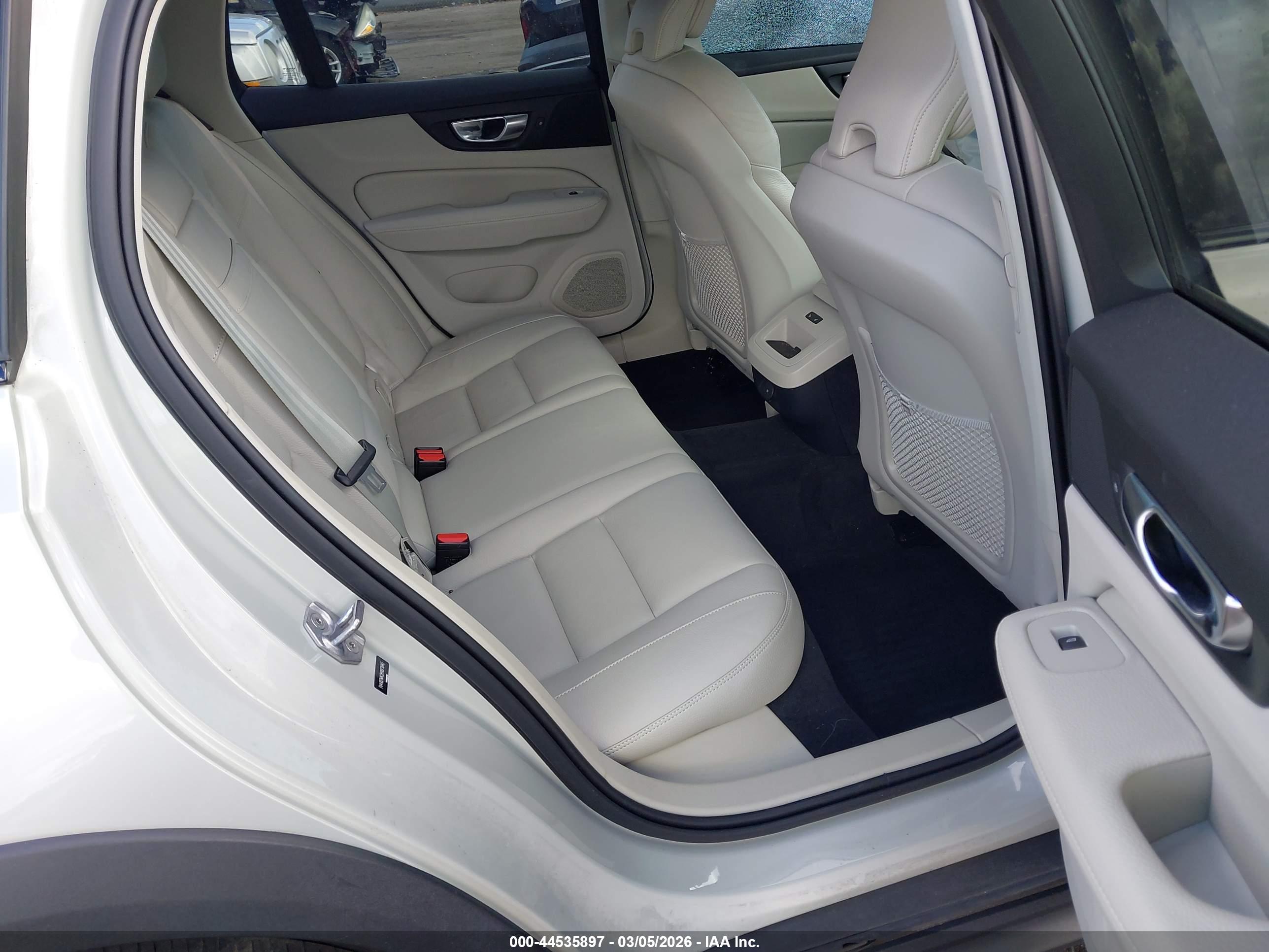 VOLVO V60 image 8