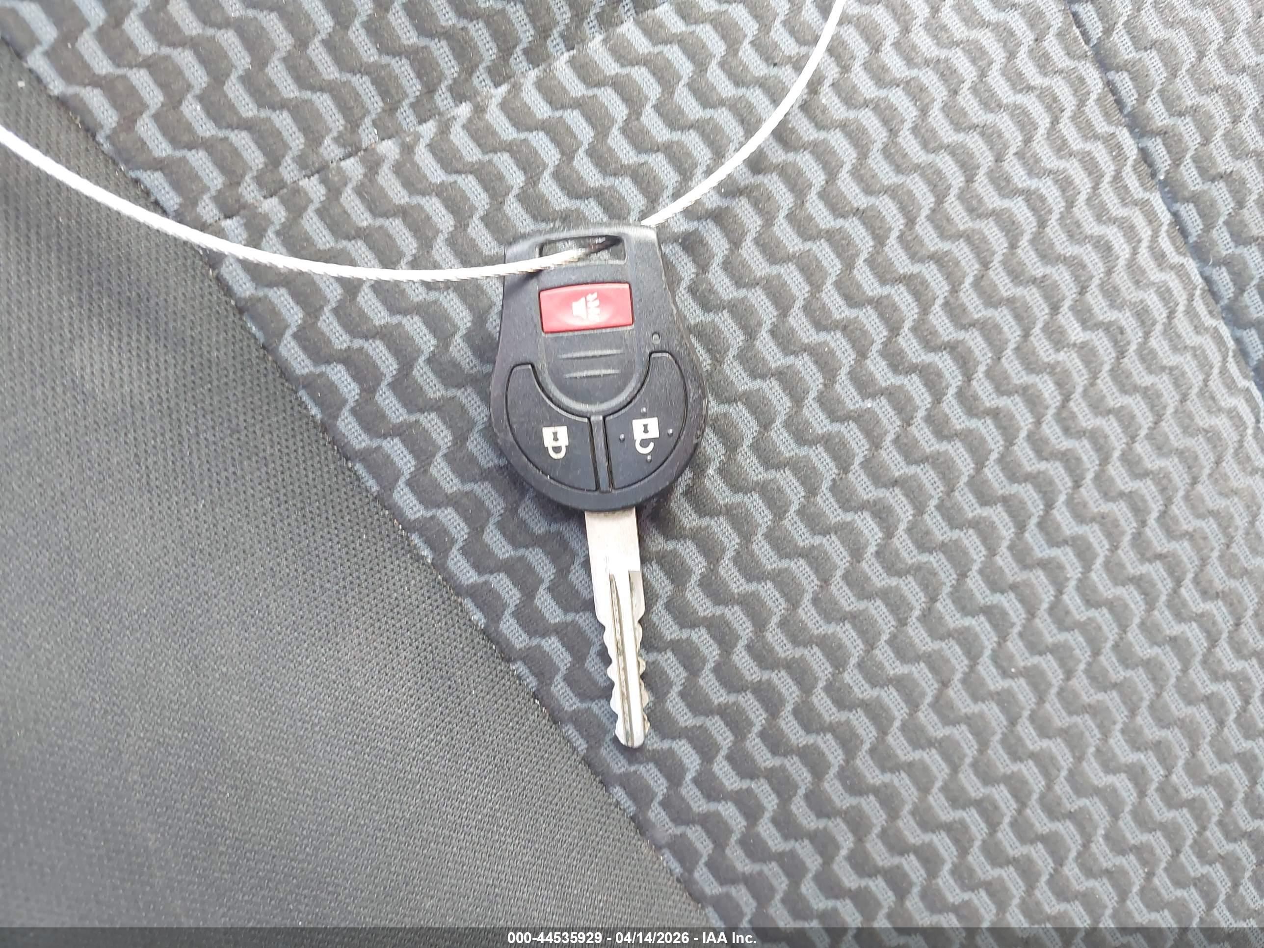 NISSAN VERSA image 11