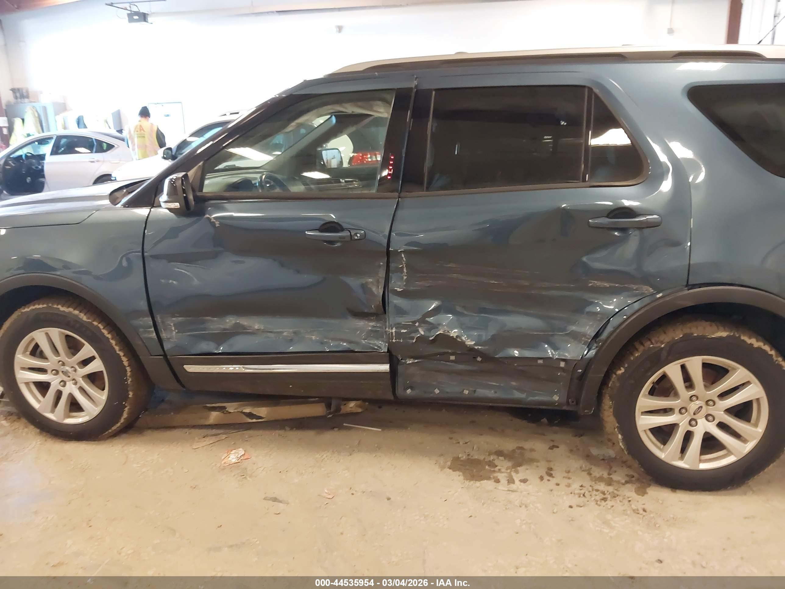 FORD EXPLORER image 6