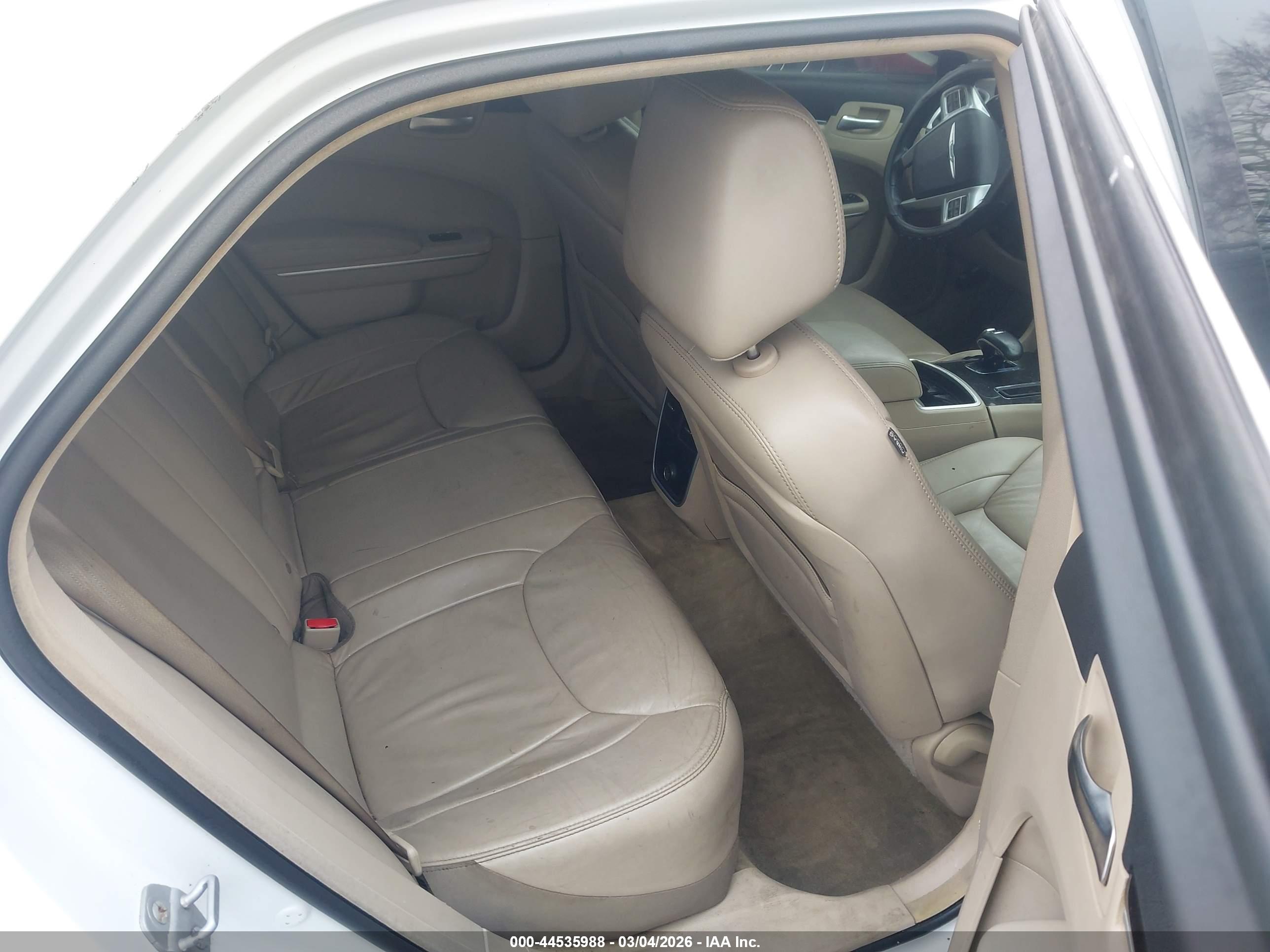 CHRYSLER 300 image 8