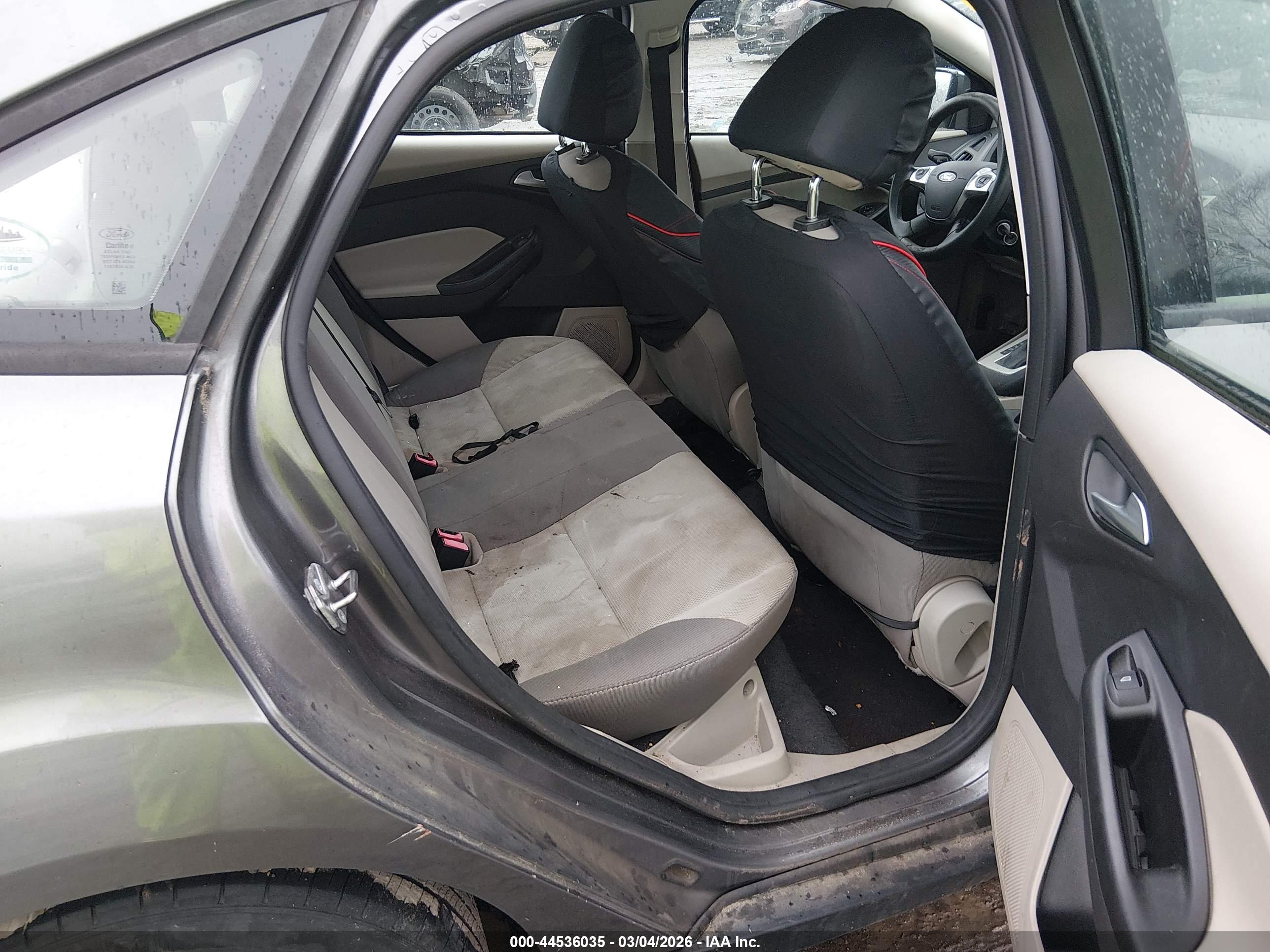 FORD FOCUS image 8