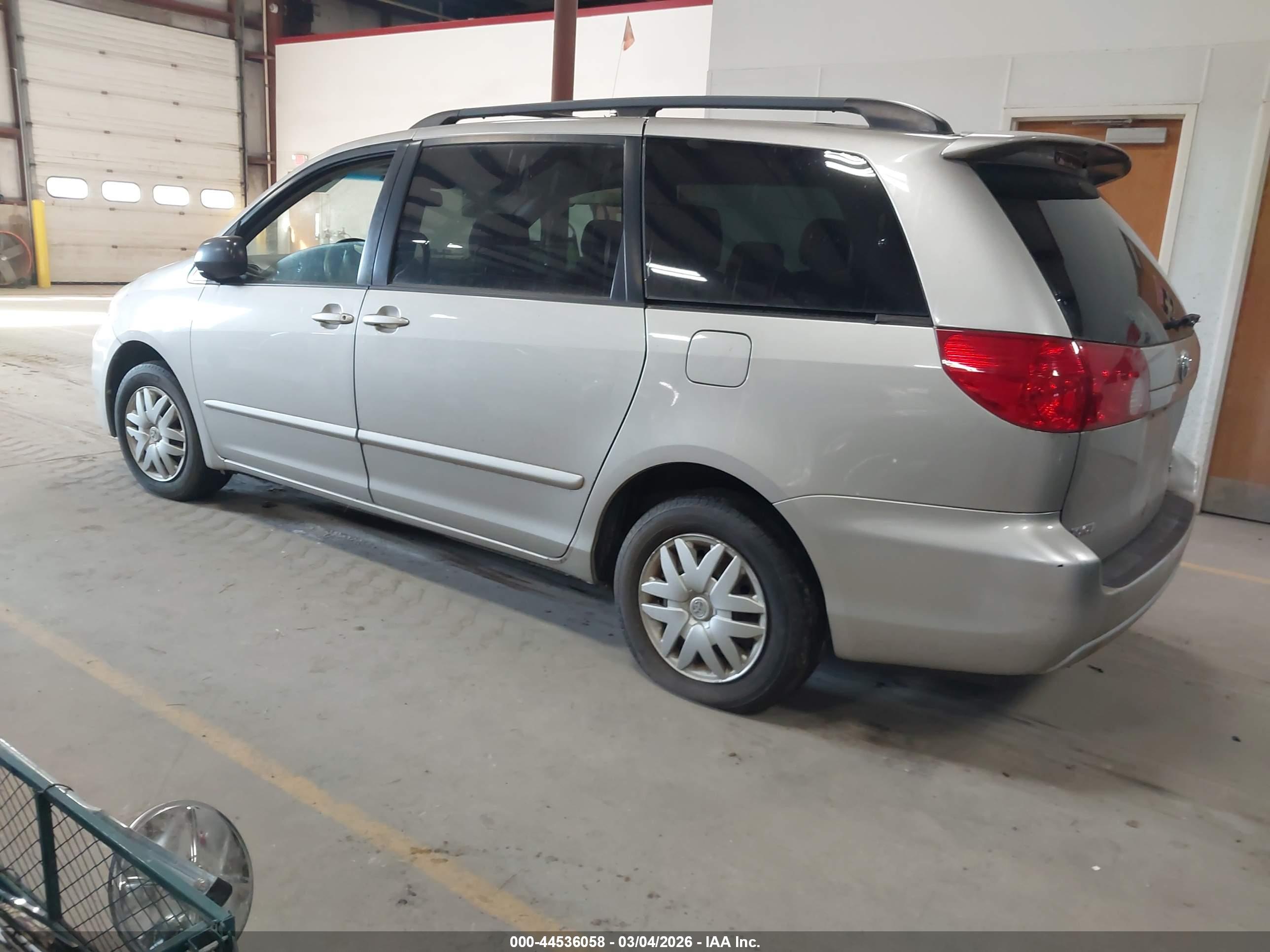 TOYOTA SIENNA image 3