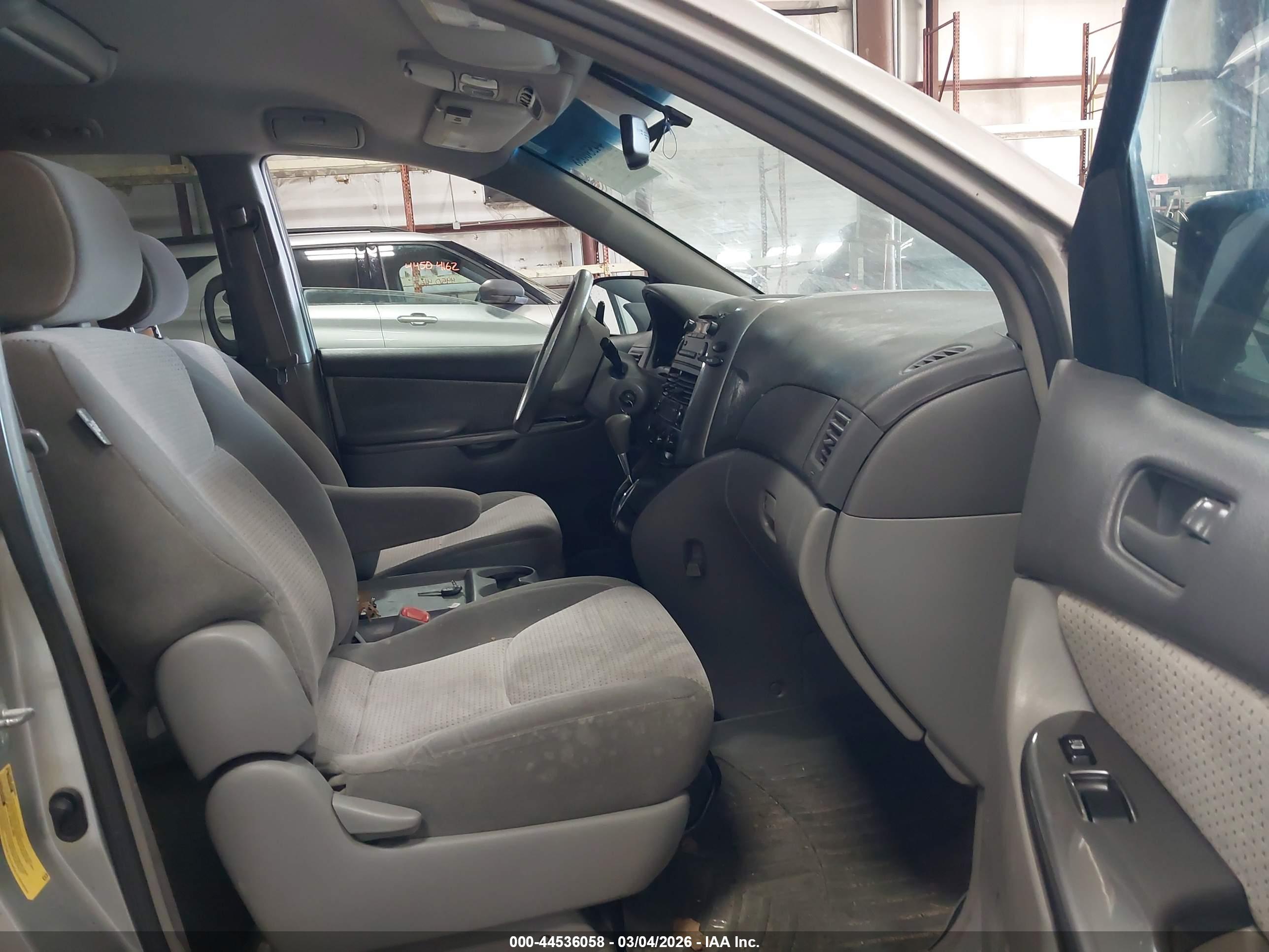 TOYOTA SIENNA image 5