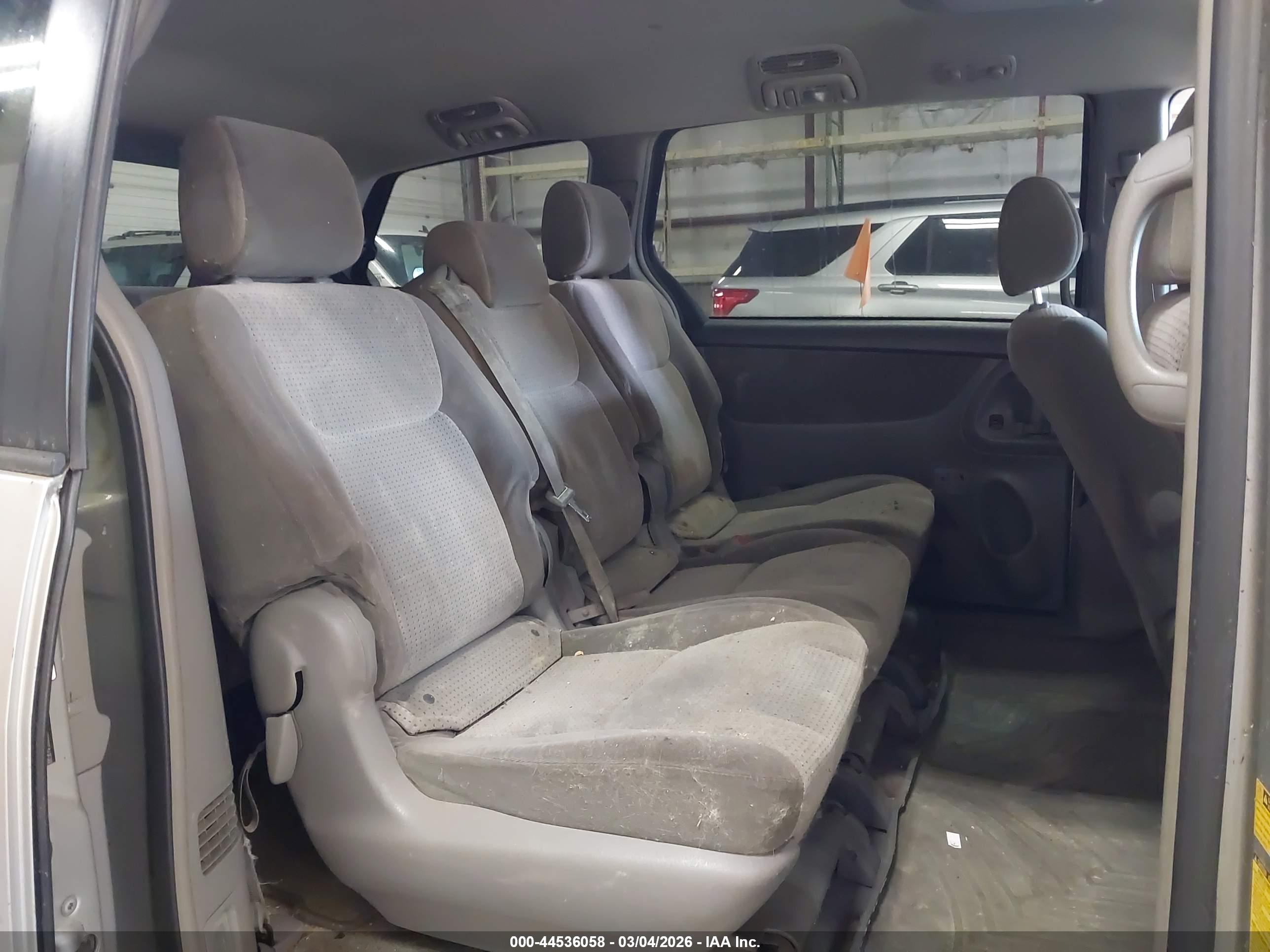 TOYOTA SIENNA image 8