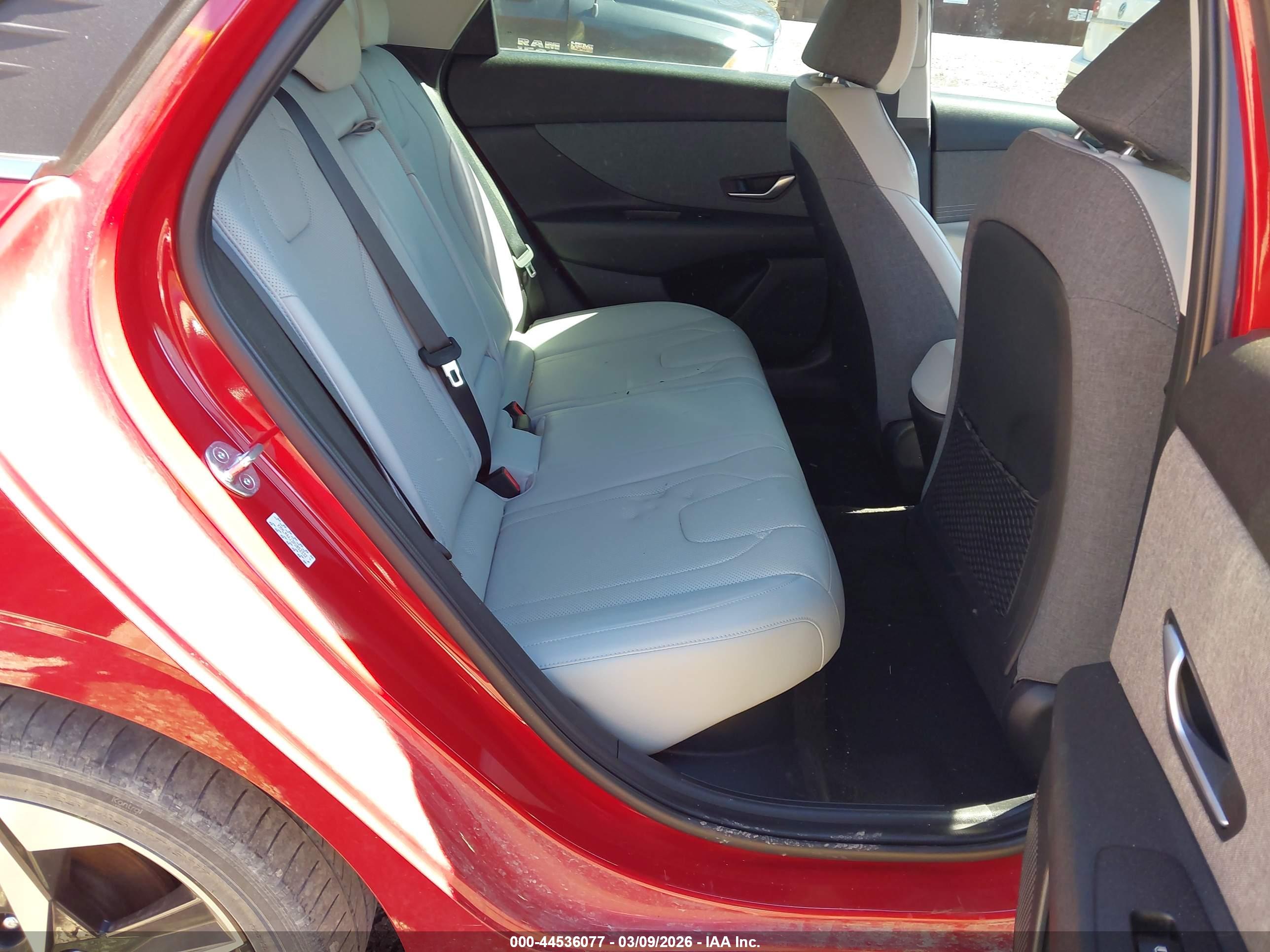 HYUNDAI ELANTRA image 8