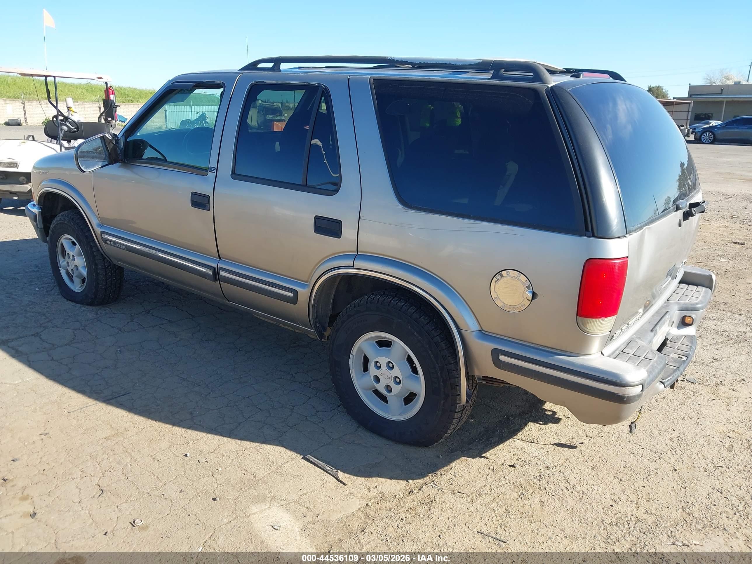 CHEVROLET BLAZER image 3
