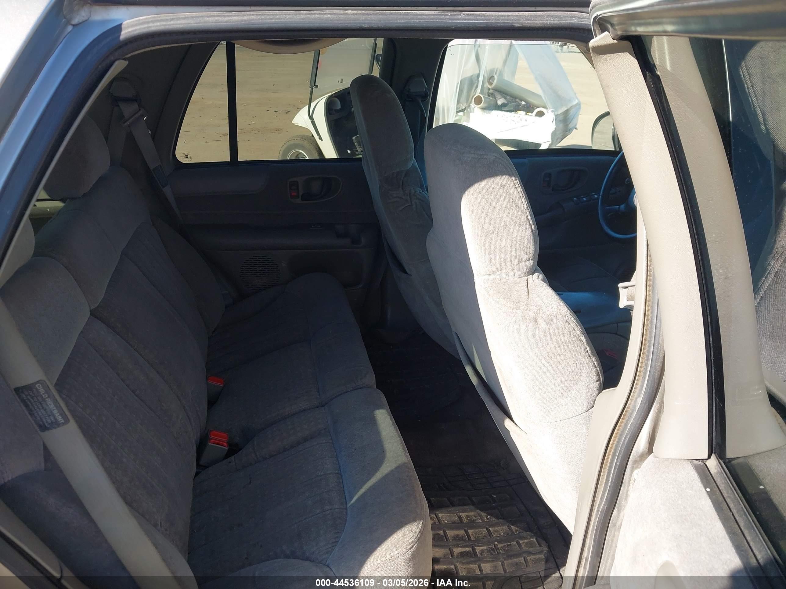 CHEVROLET BLAZER image 8