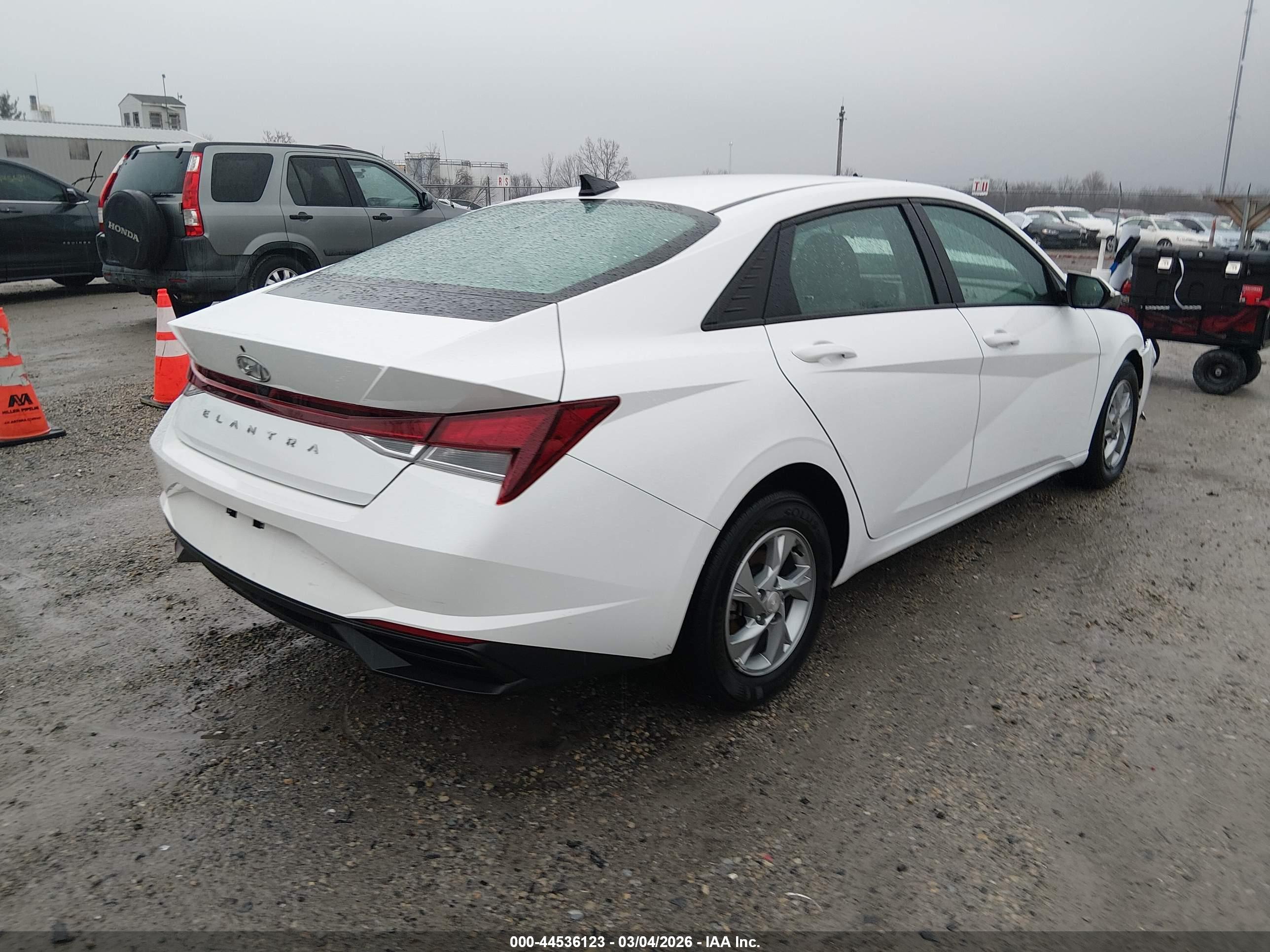 HYUNDAI ELANTRA image 4