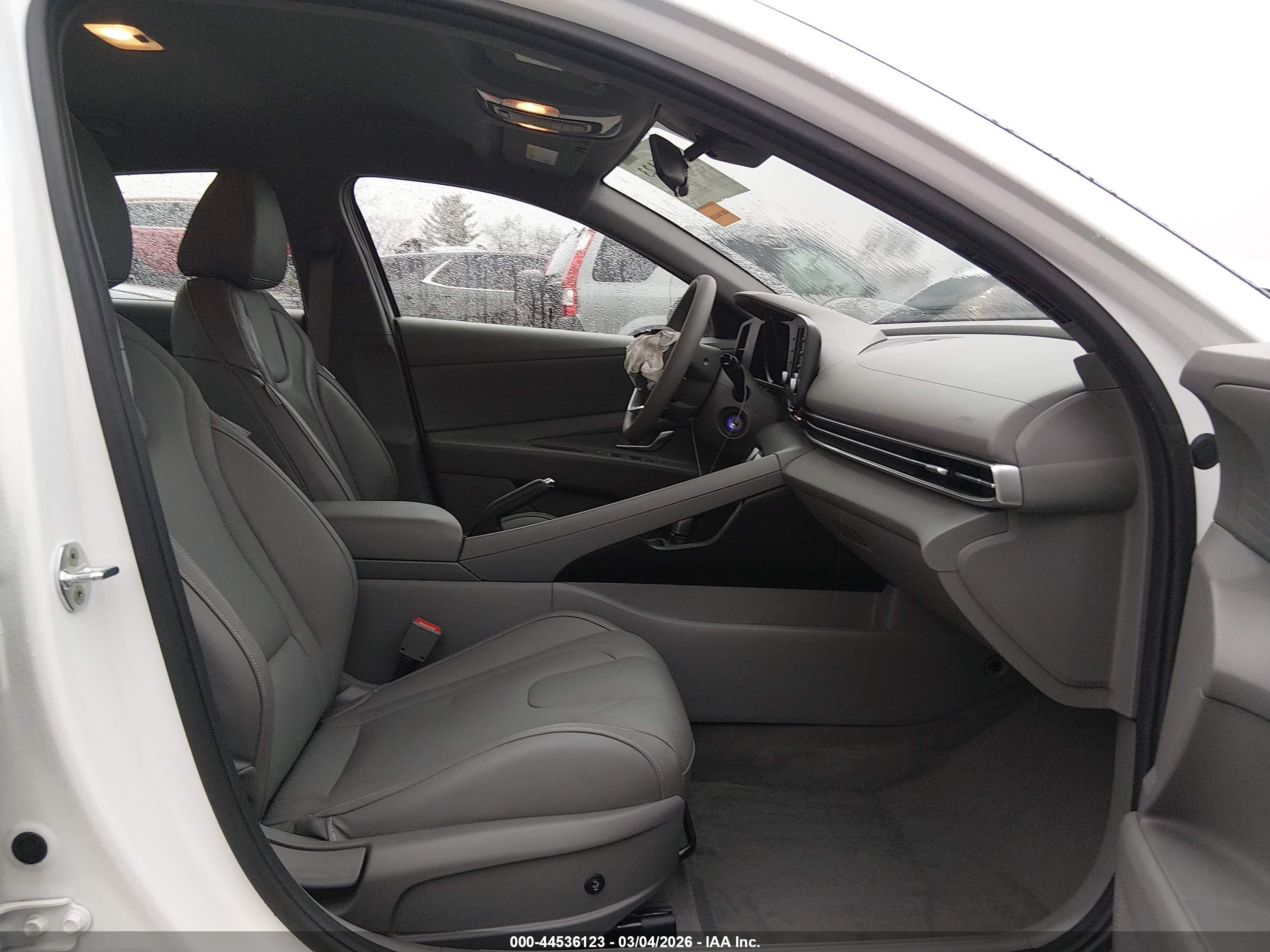 HYUNDAI ELANTRA image 5