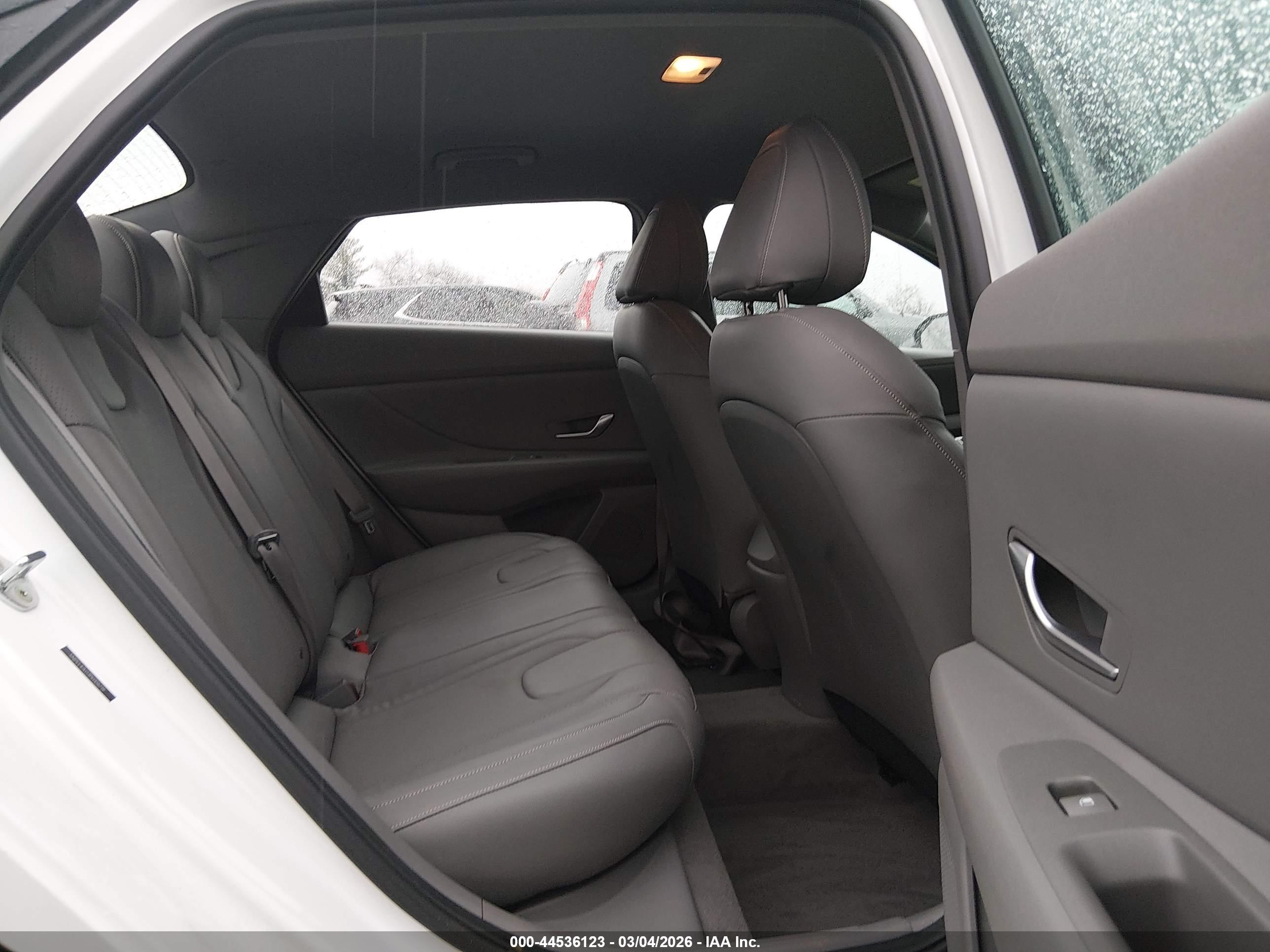 HYUNDAI ELANTRA image 8