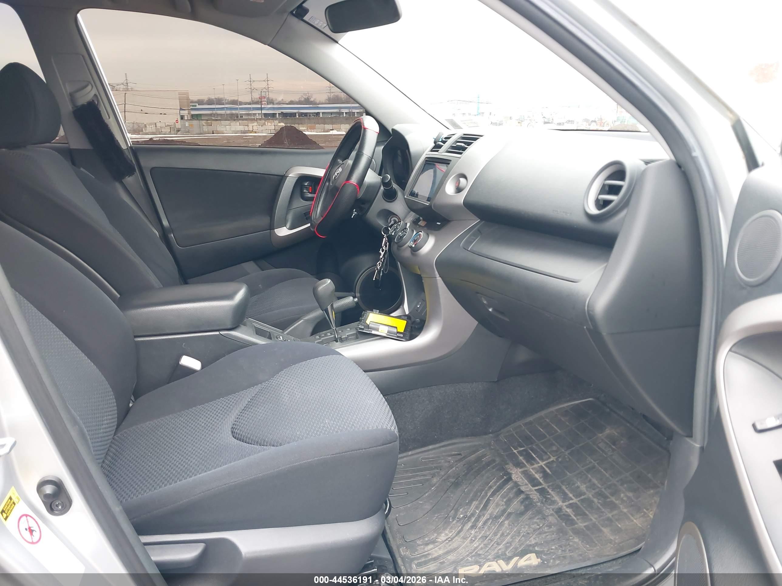 TOYOTA RAV4 image 5