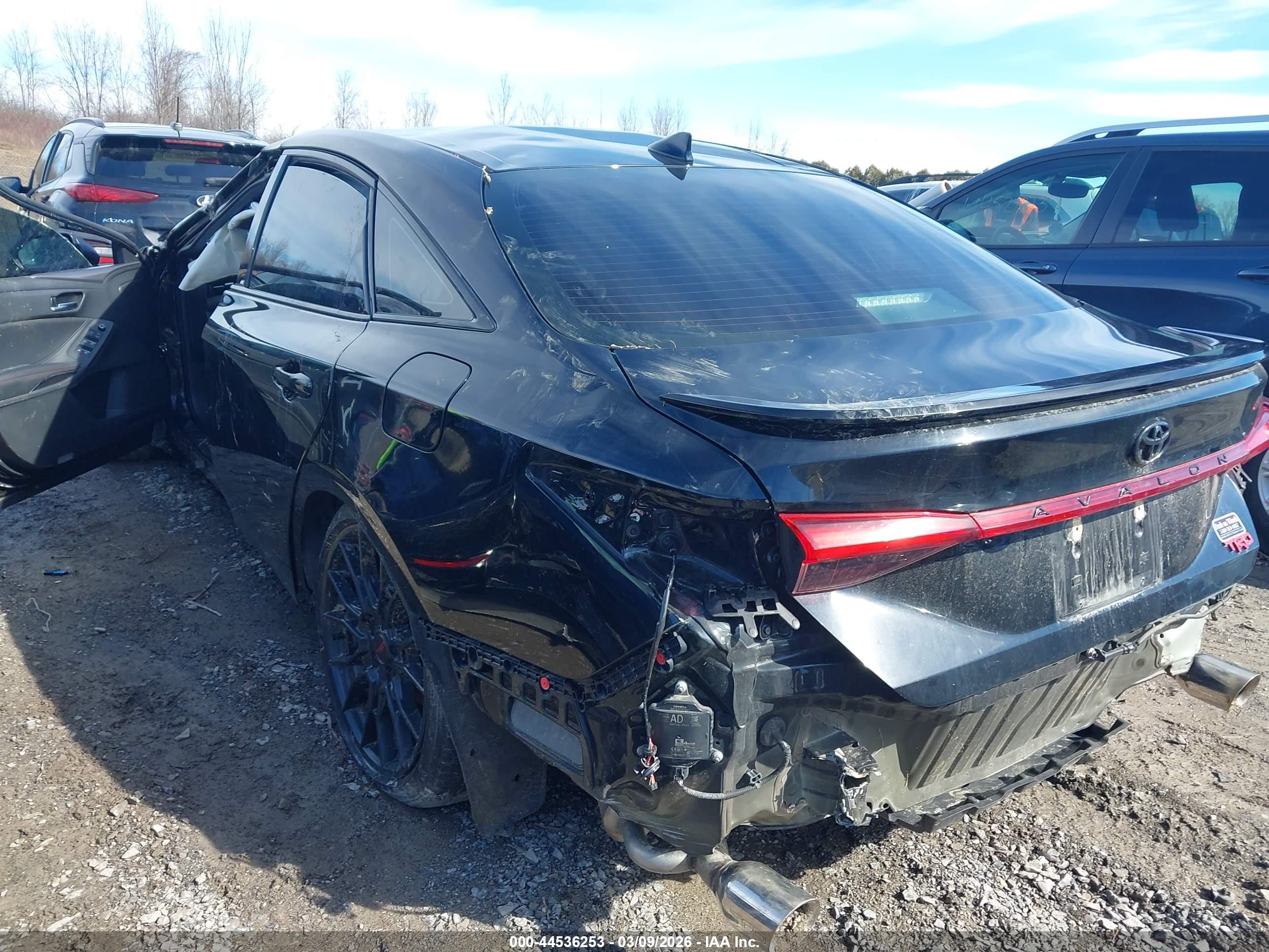 TOYOTA AVALON image 3