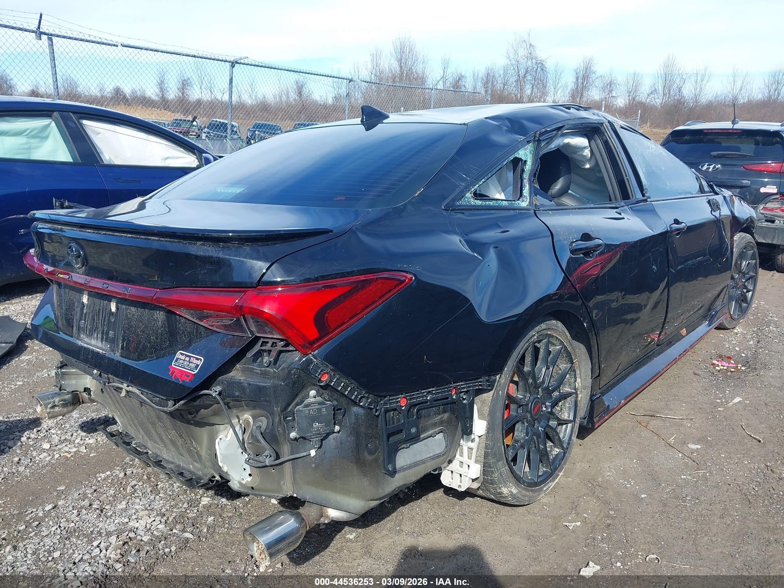 TOYOTA AVALON image 4