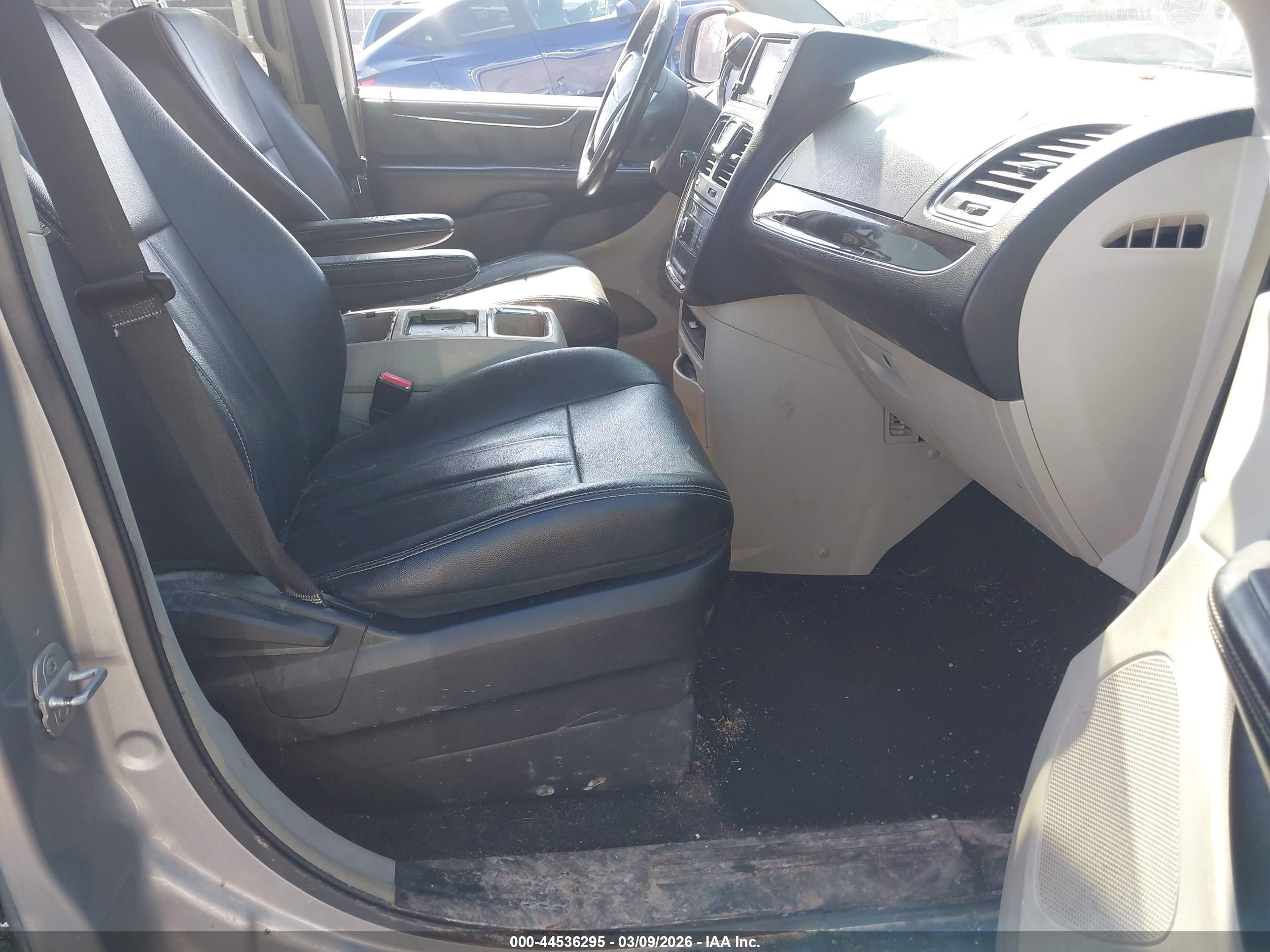 CHRYSLER TOWN image 5