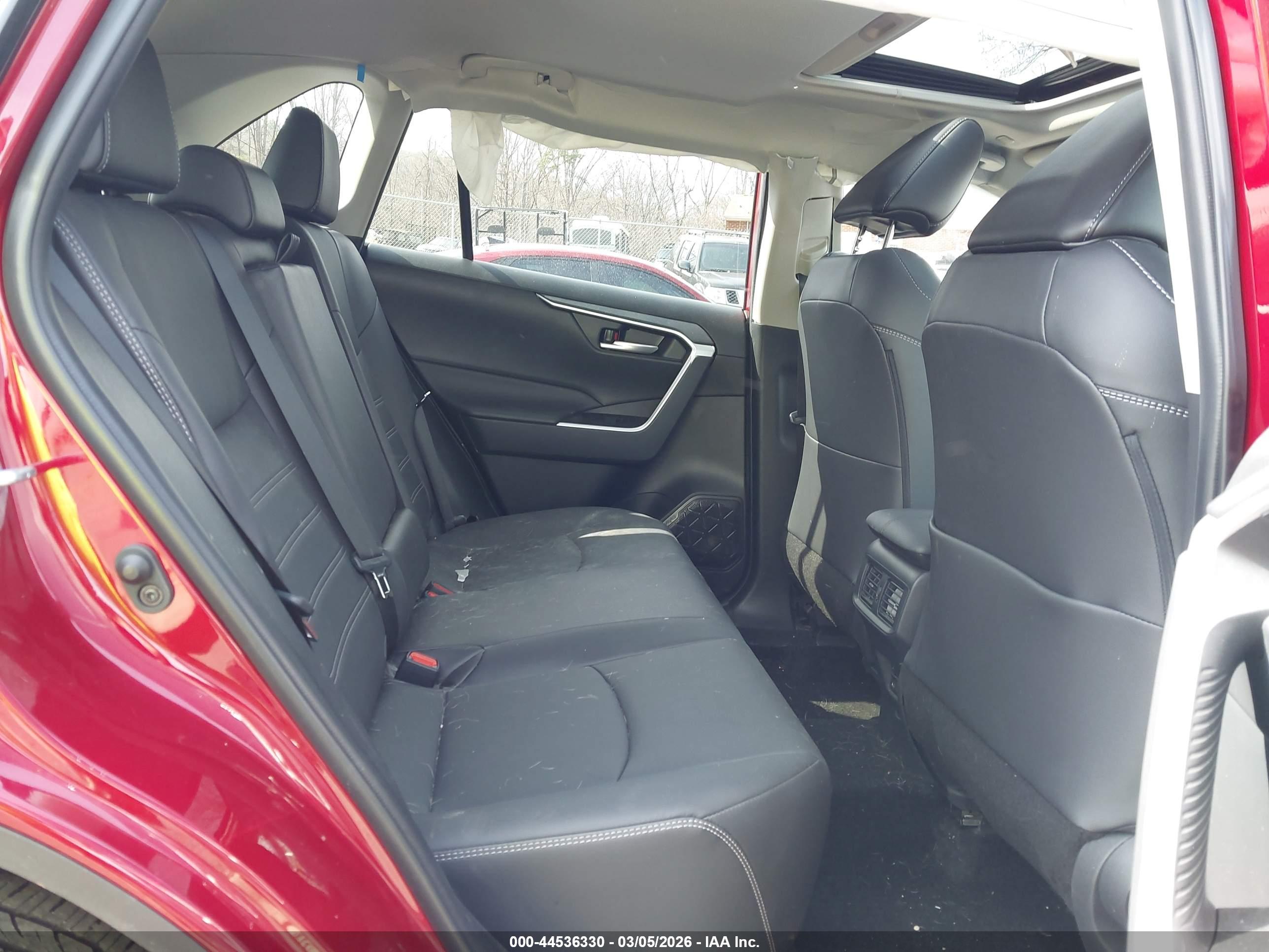 TOYOTA RAV4 image 8