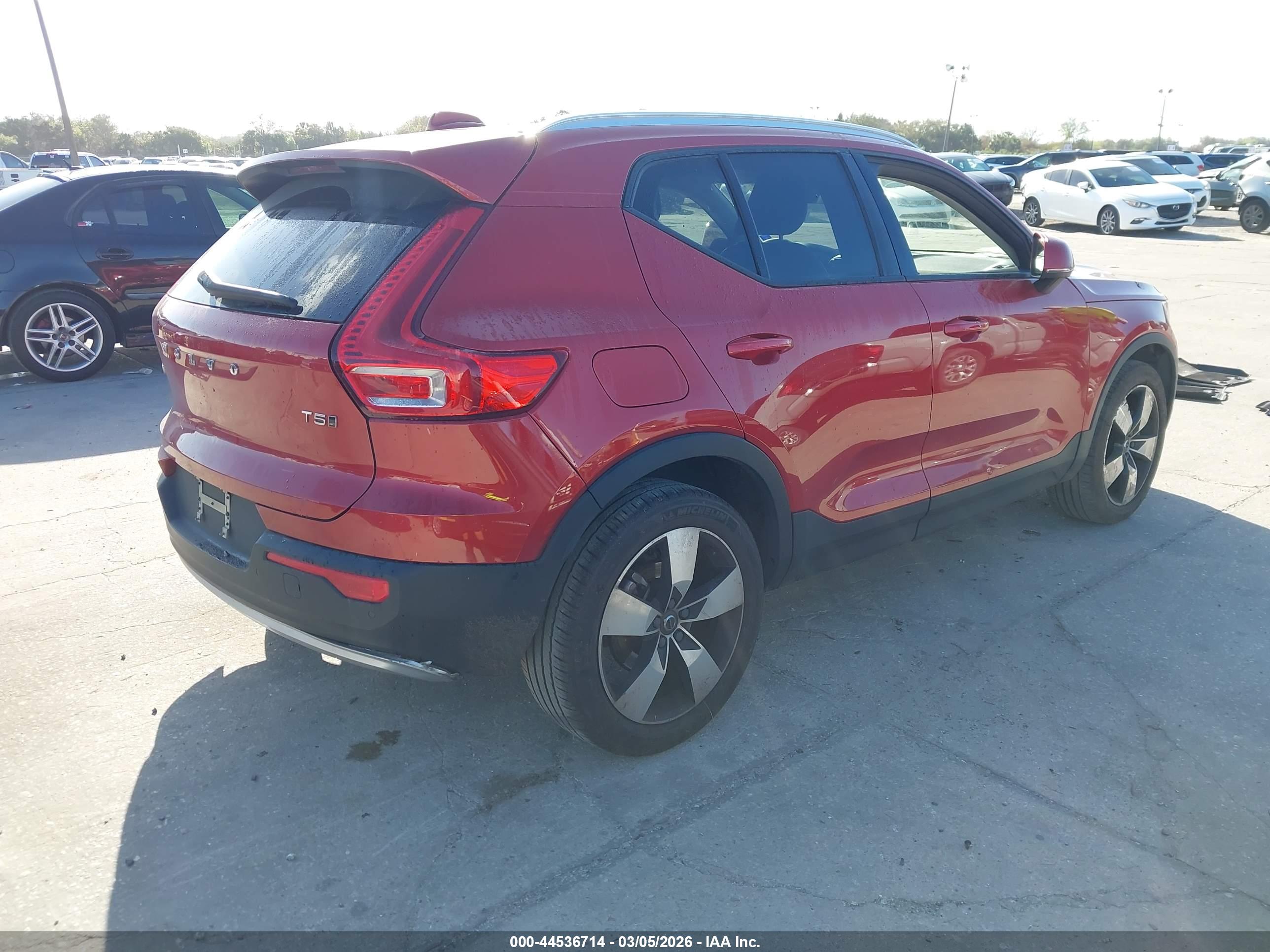 VOLVO XC40 image 4