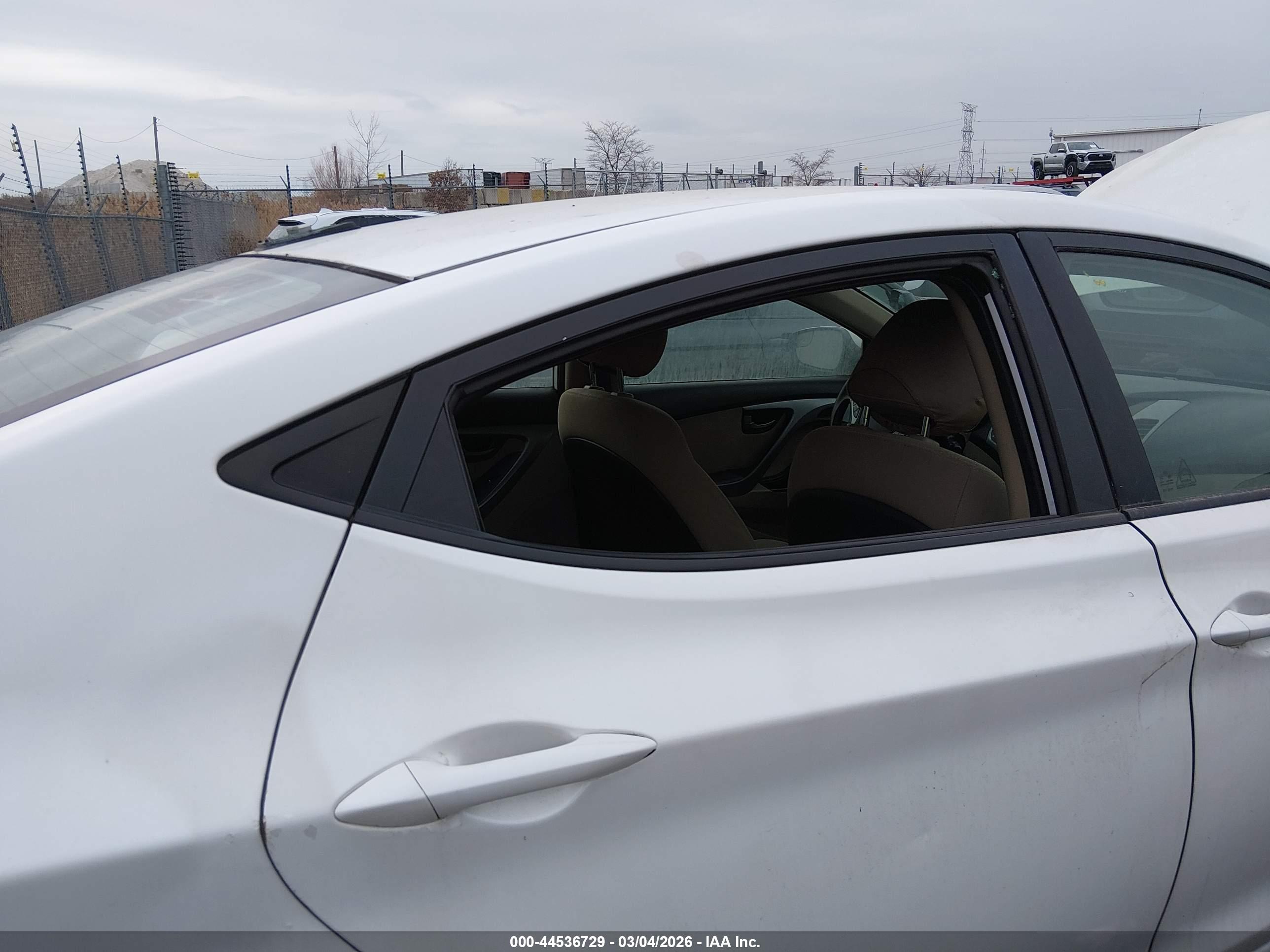 HYUNDAI ELANTRA image 6