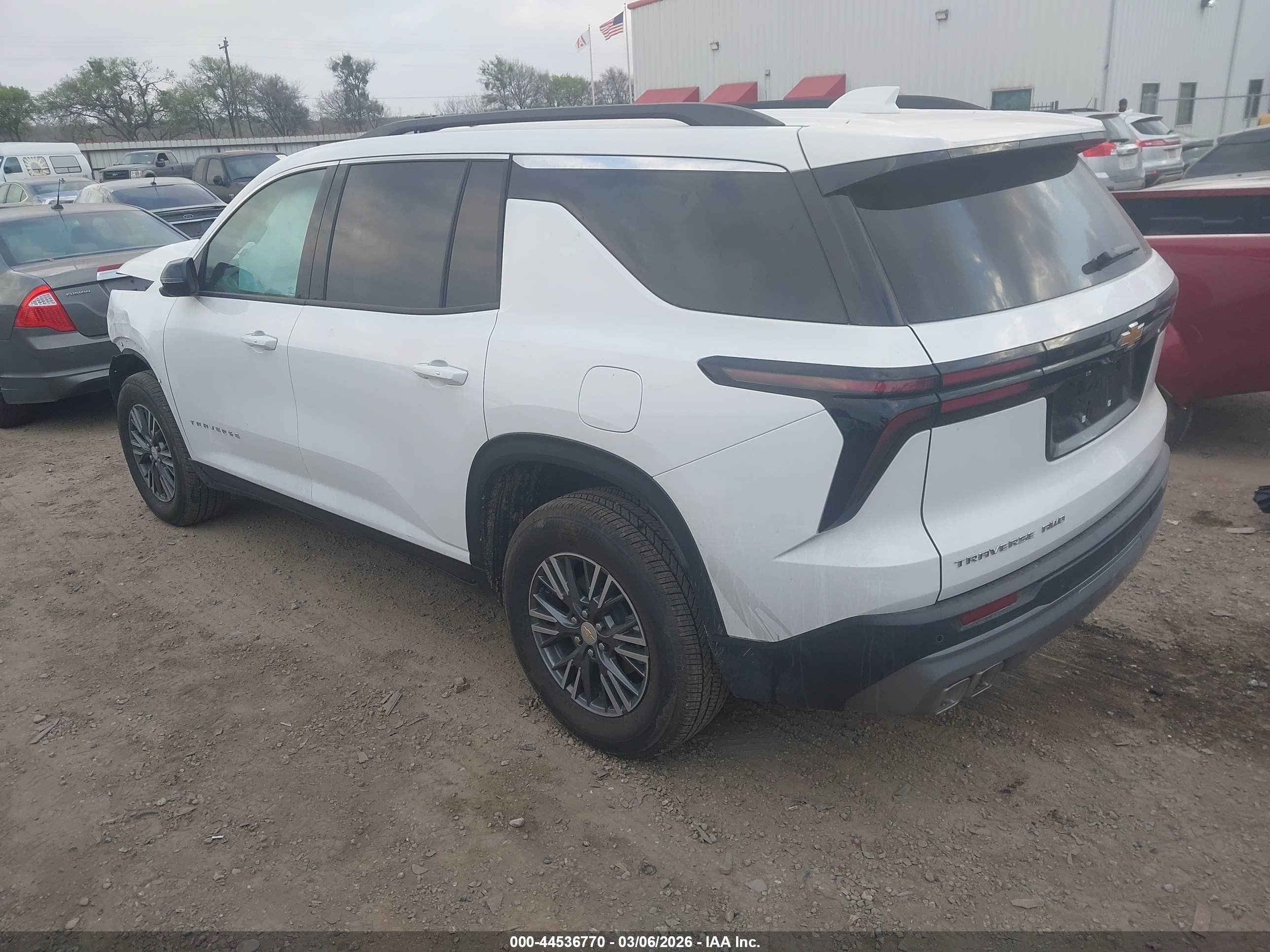 CHEVROLET TRAVERSE image 3