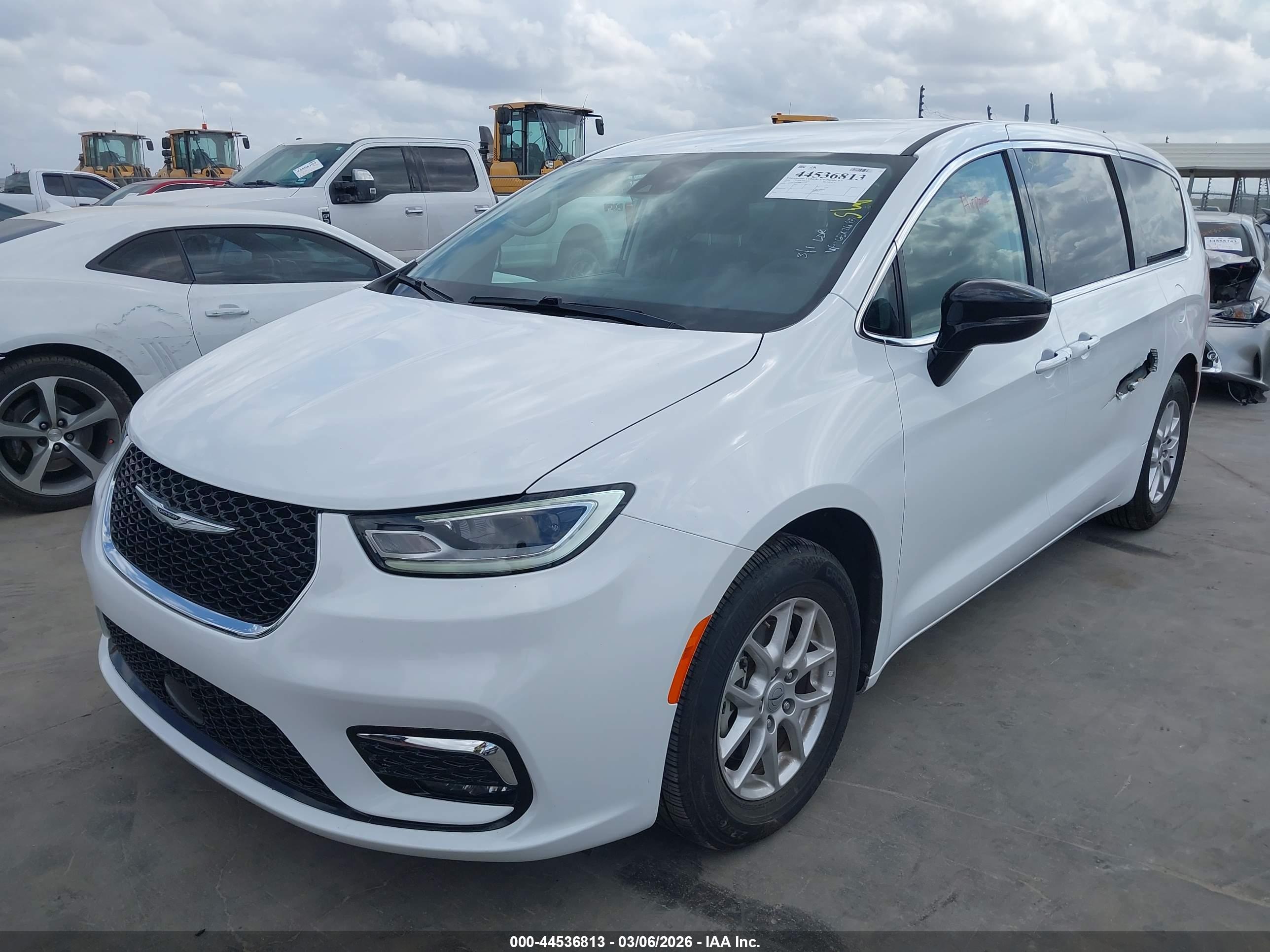 CHRYSLER PACIFICA image 2