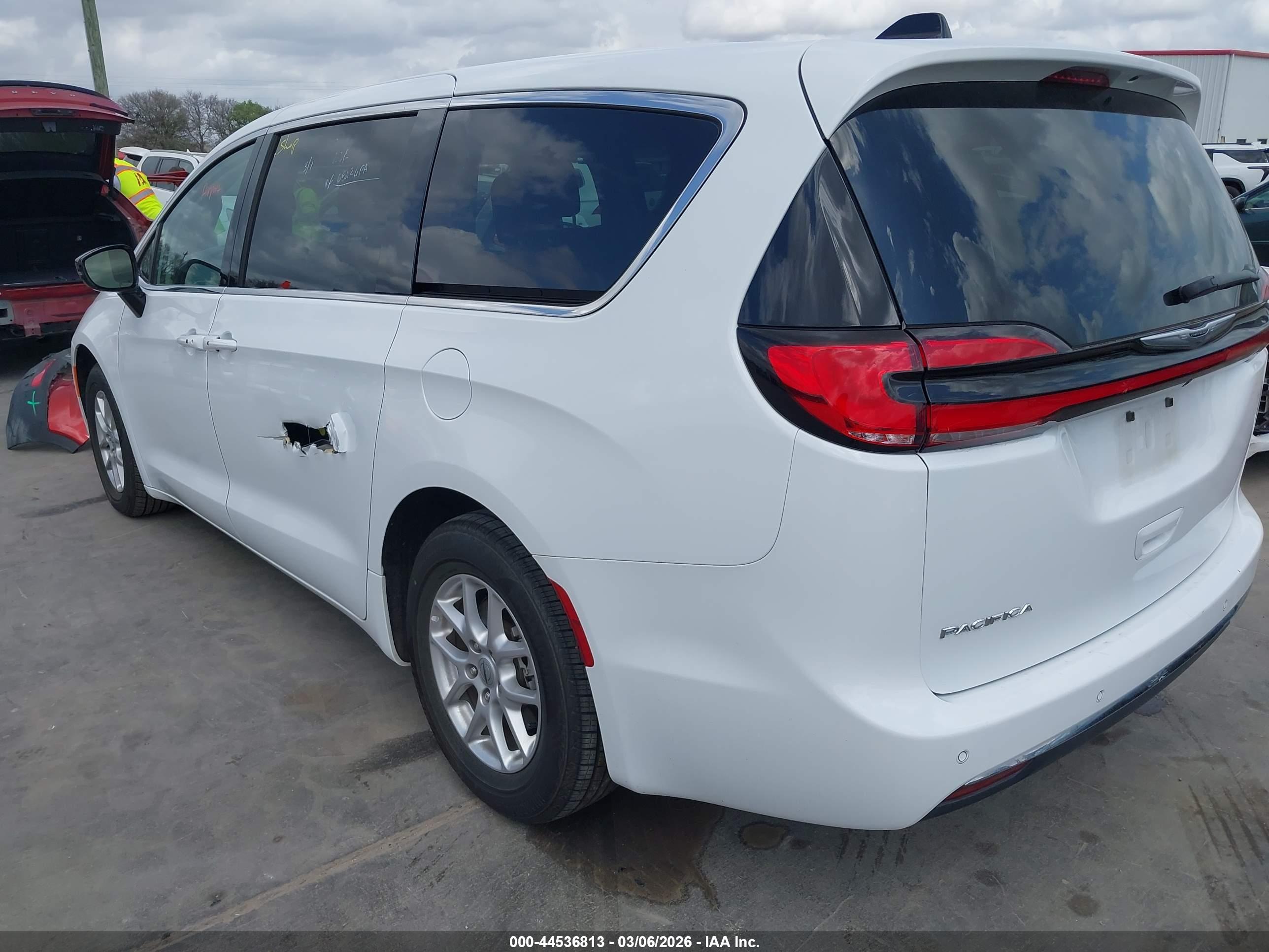 CHRYSLER PACIFICA image 3