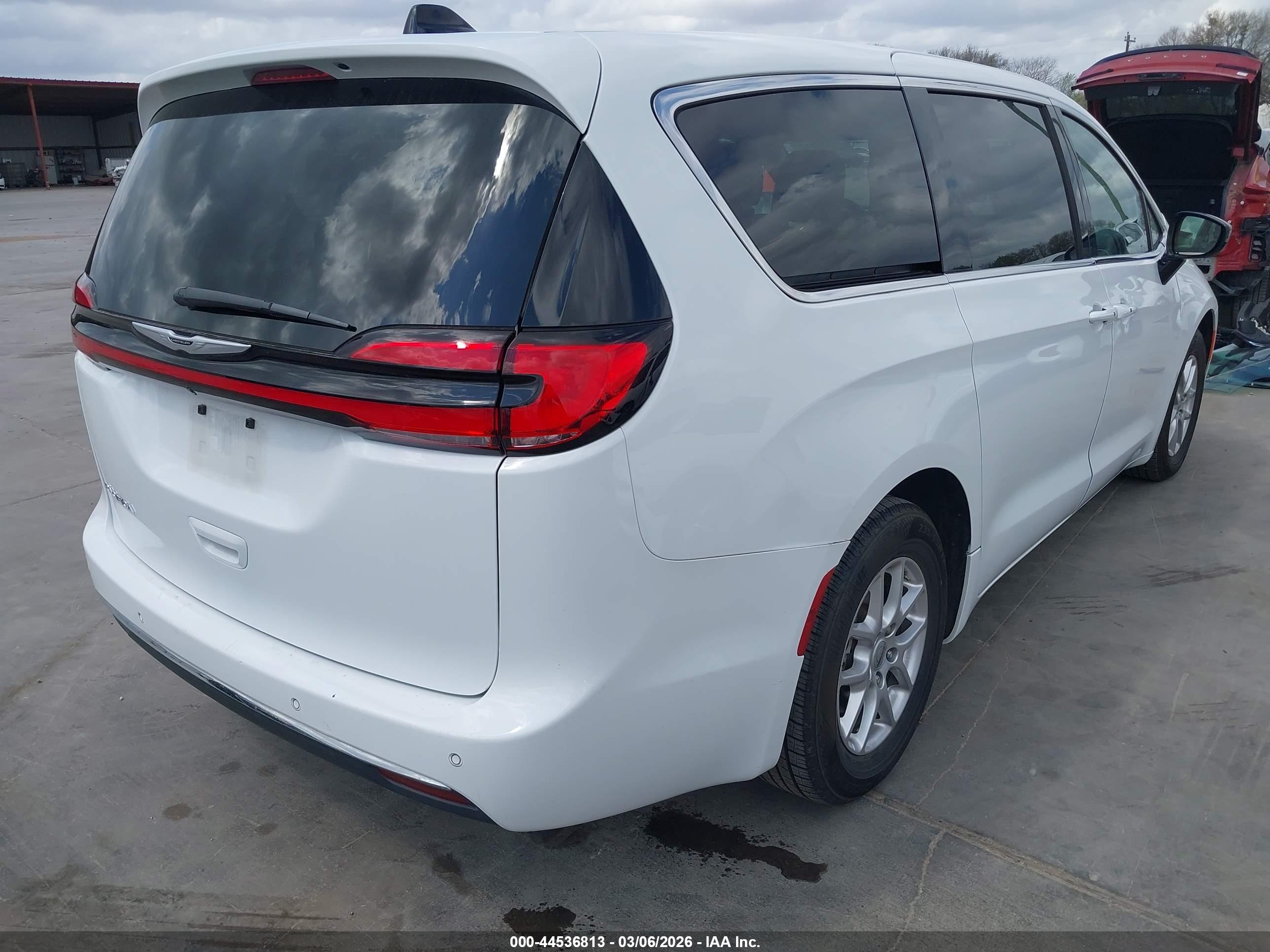 CHRYSLER PACIFICA image 4