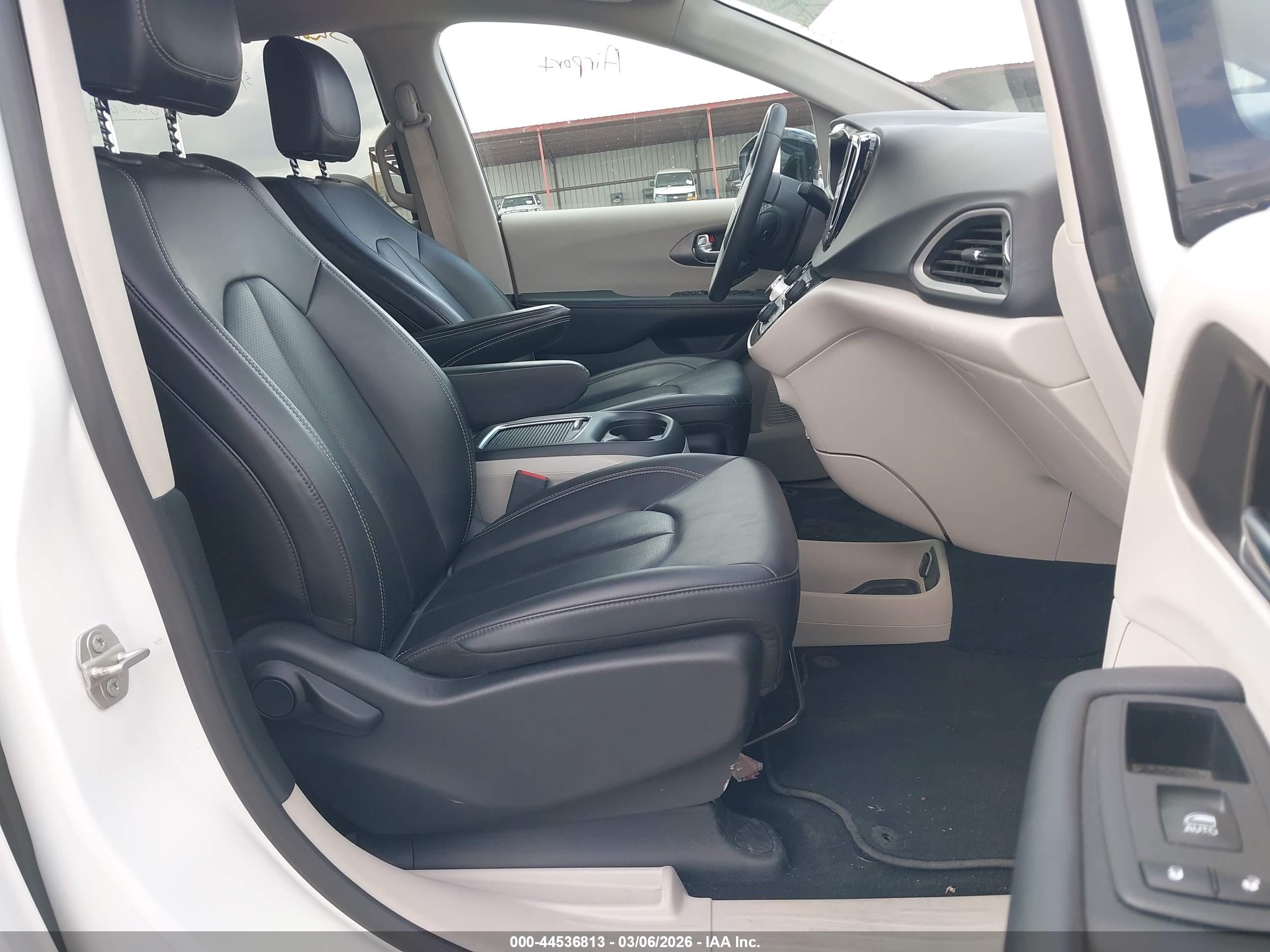 CHRYSLER PACIFICA image 5