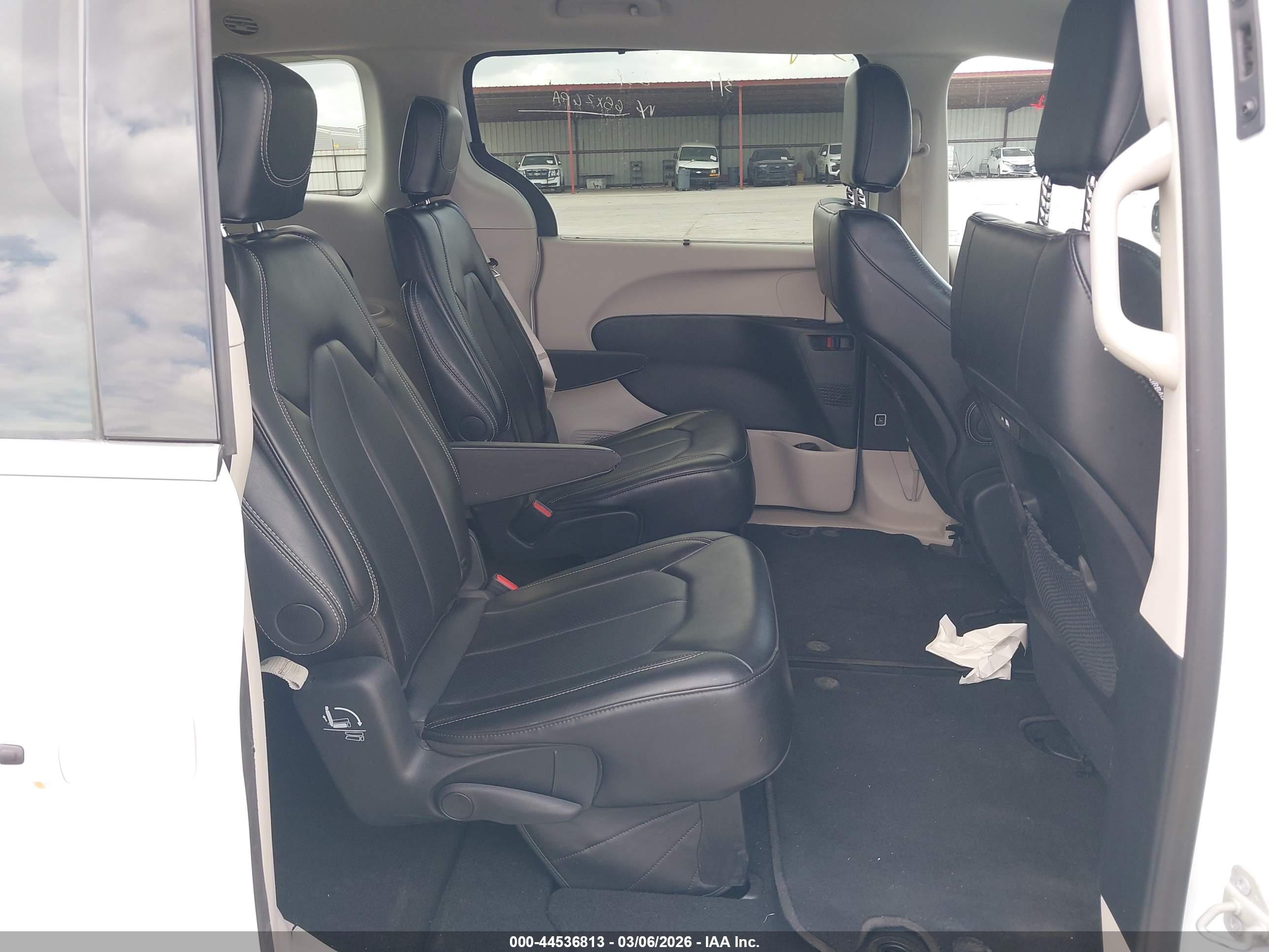 CHRYSLER PACIFICA image 8