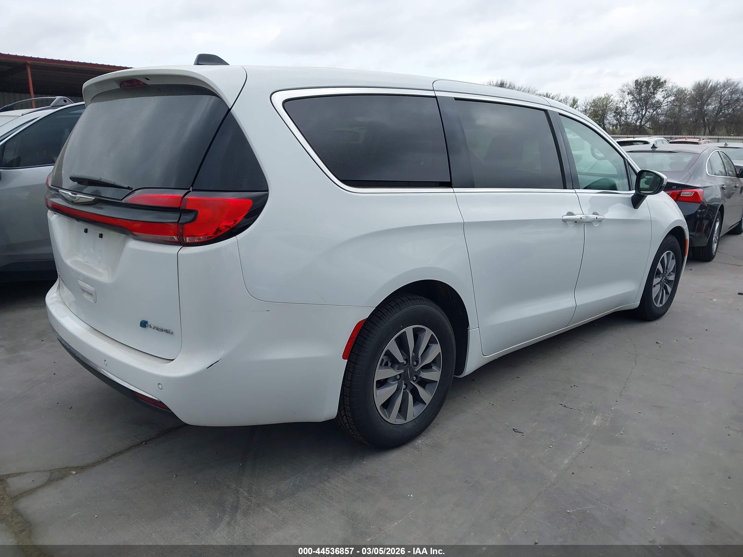 CHRYSLER PACIFICA image 4